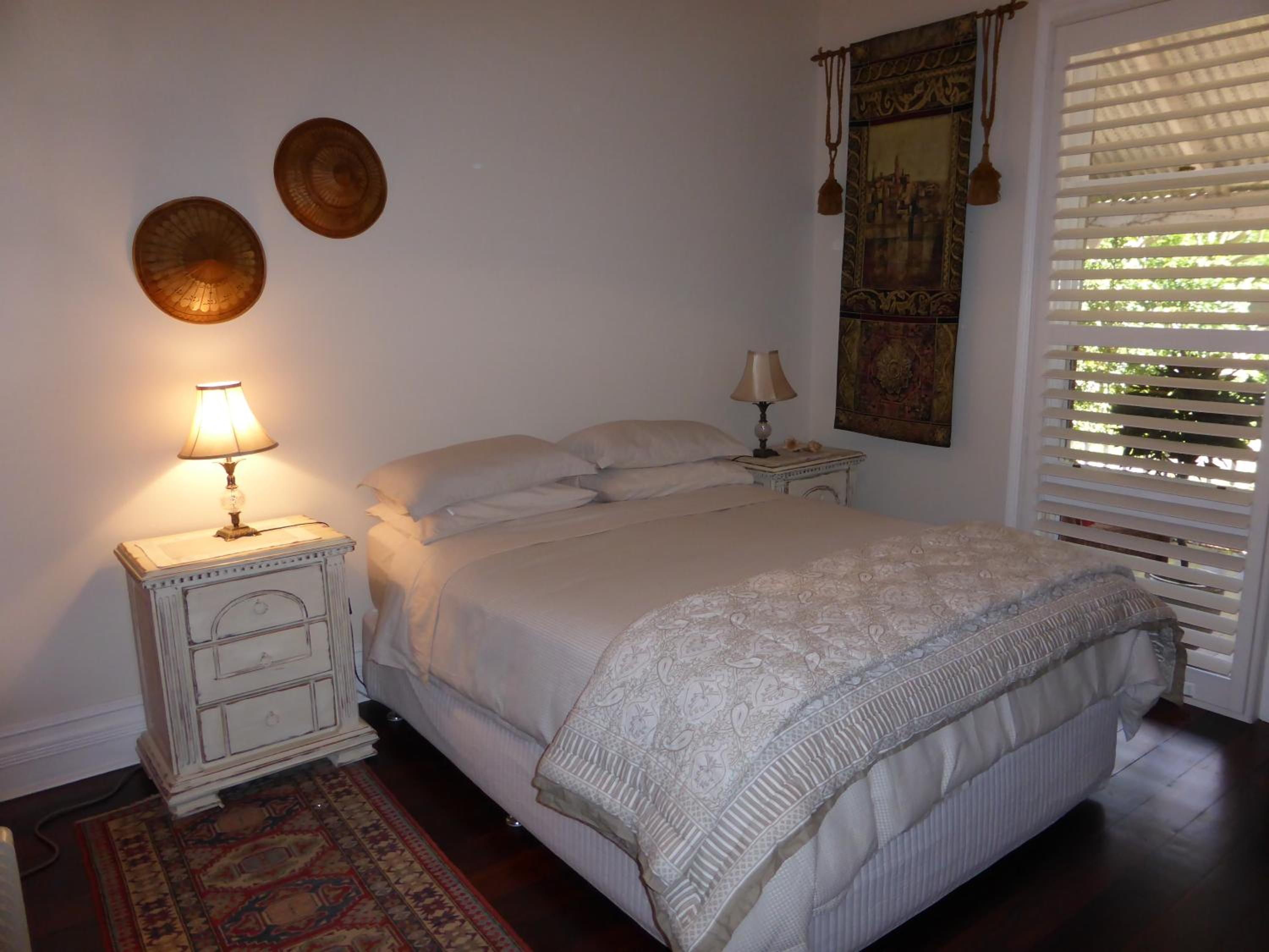 Deluxe Queen Room thumbnail 5