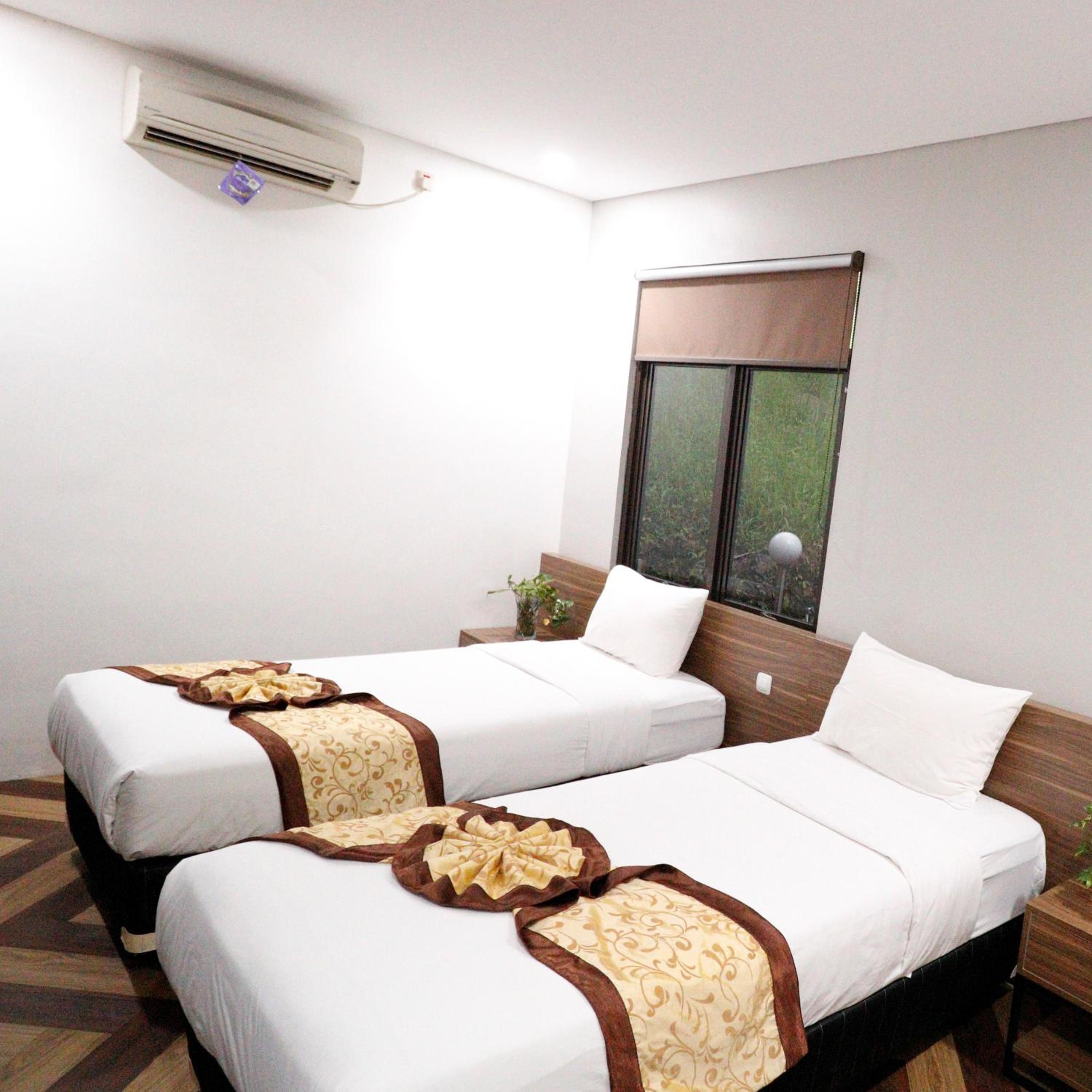Three-Bedroom Bungalow - Photo 2