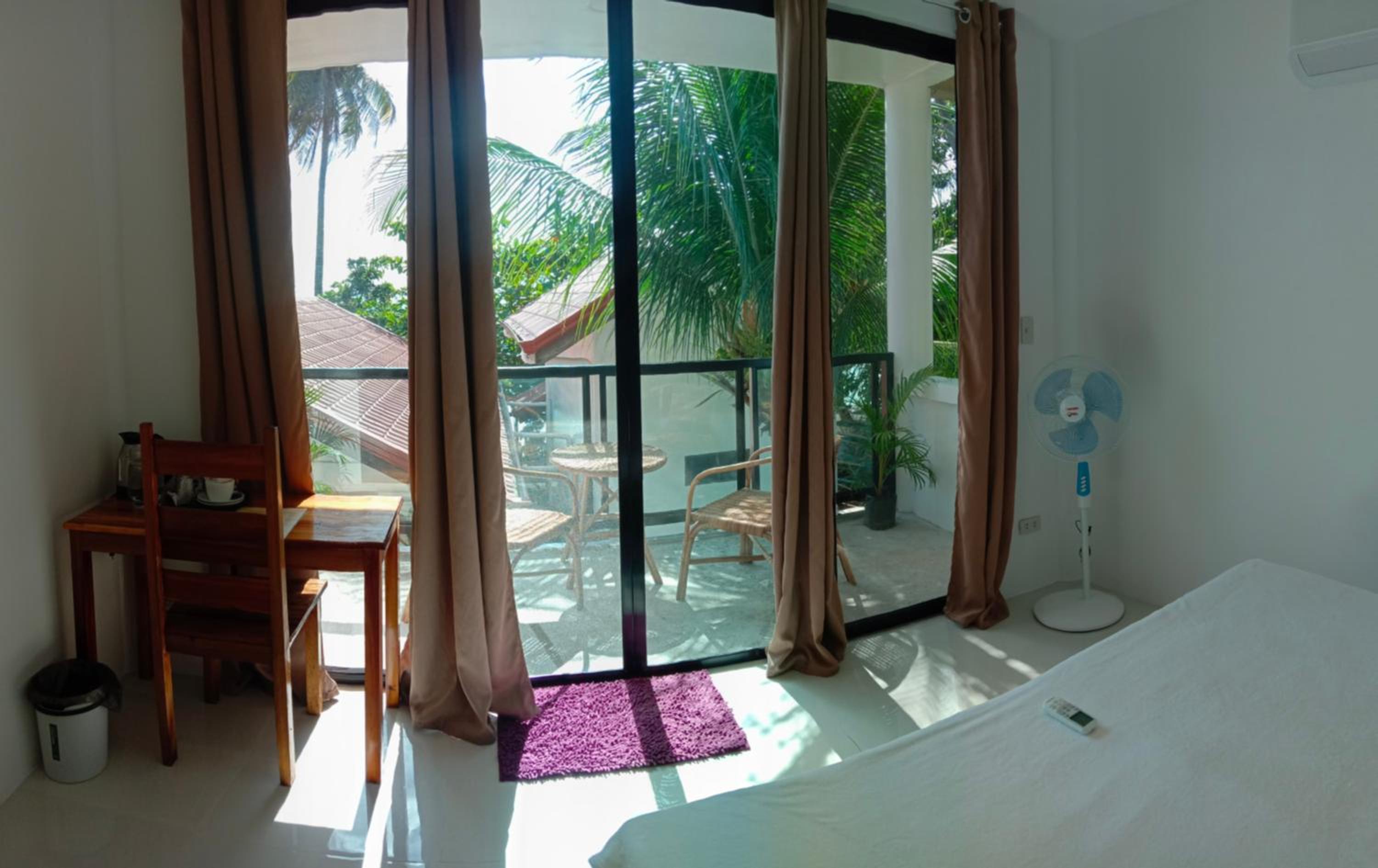 Deluxe Double Room with Side Sea View photo 2