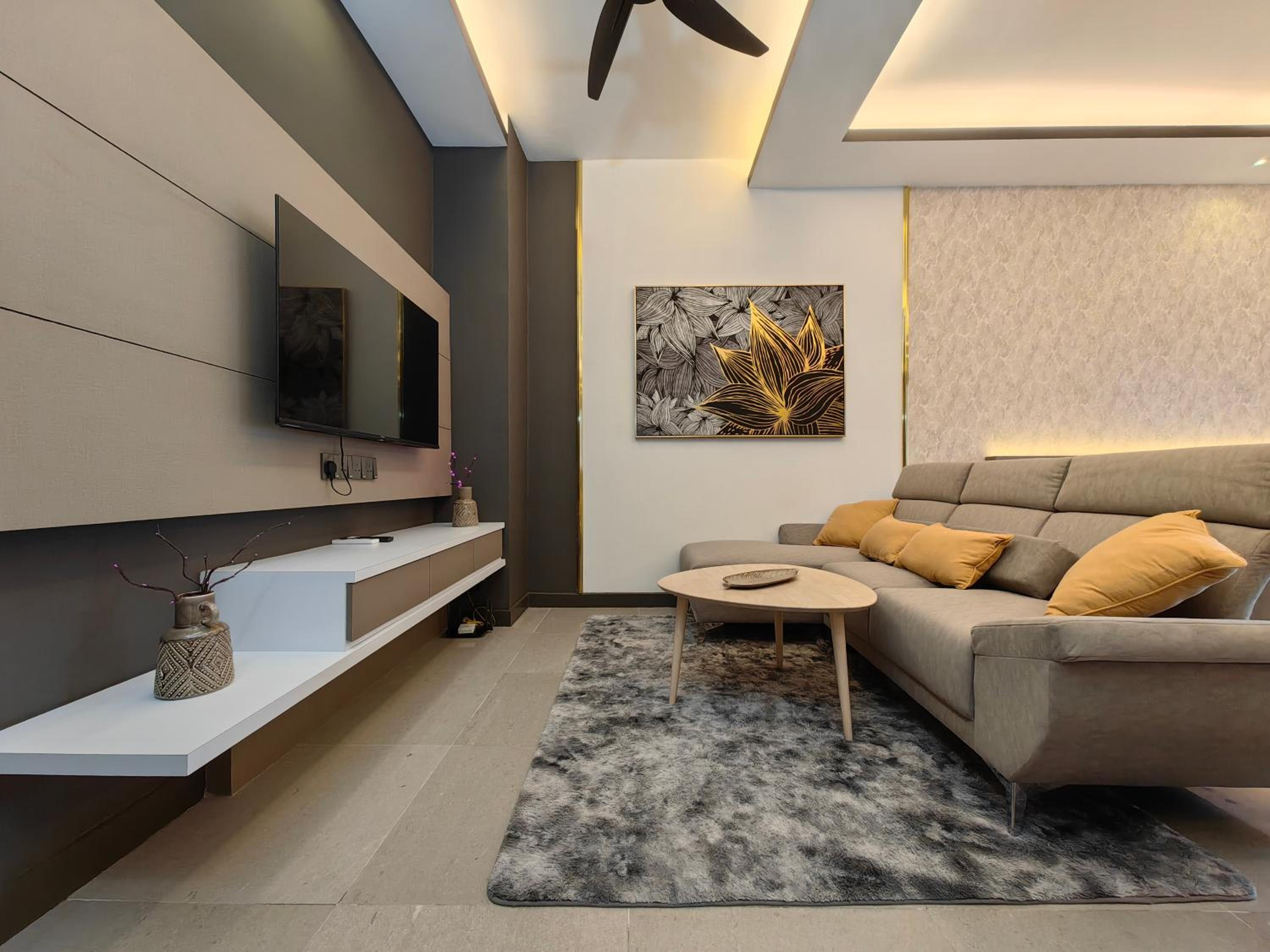 Deluxe King Studio with Balcony(Private Bathtub & Partial Sea View)