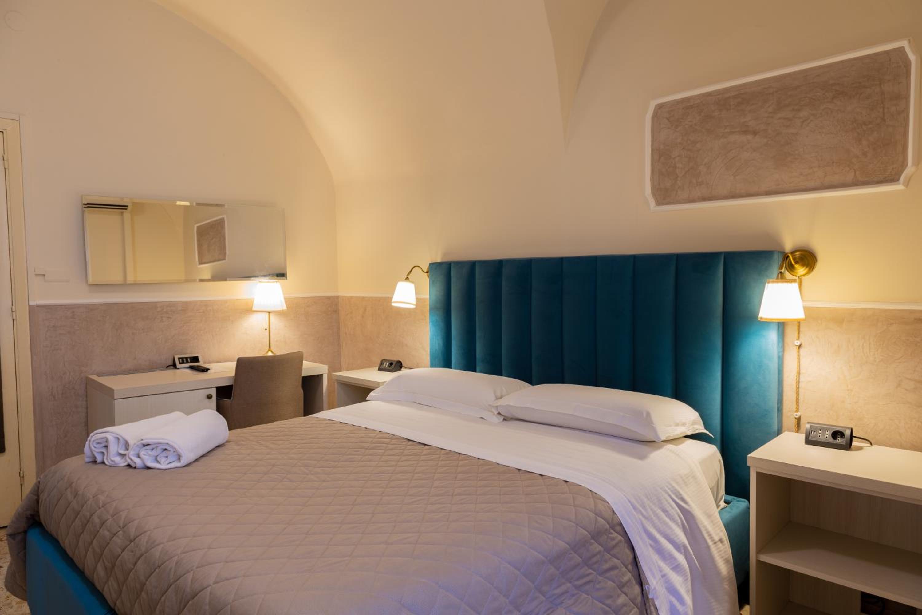 Standard Double or Twin Room - Photo 25
