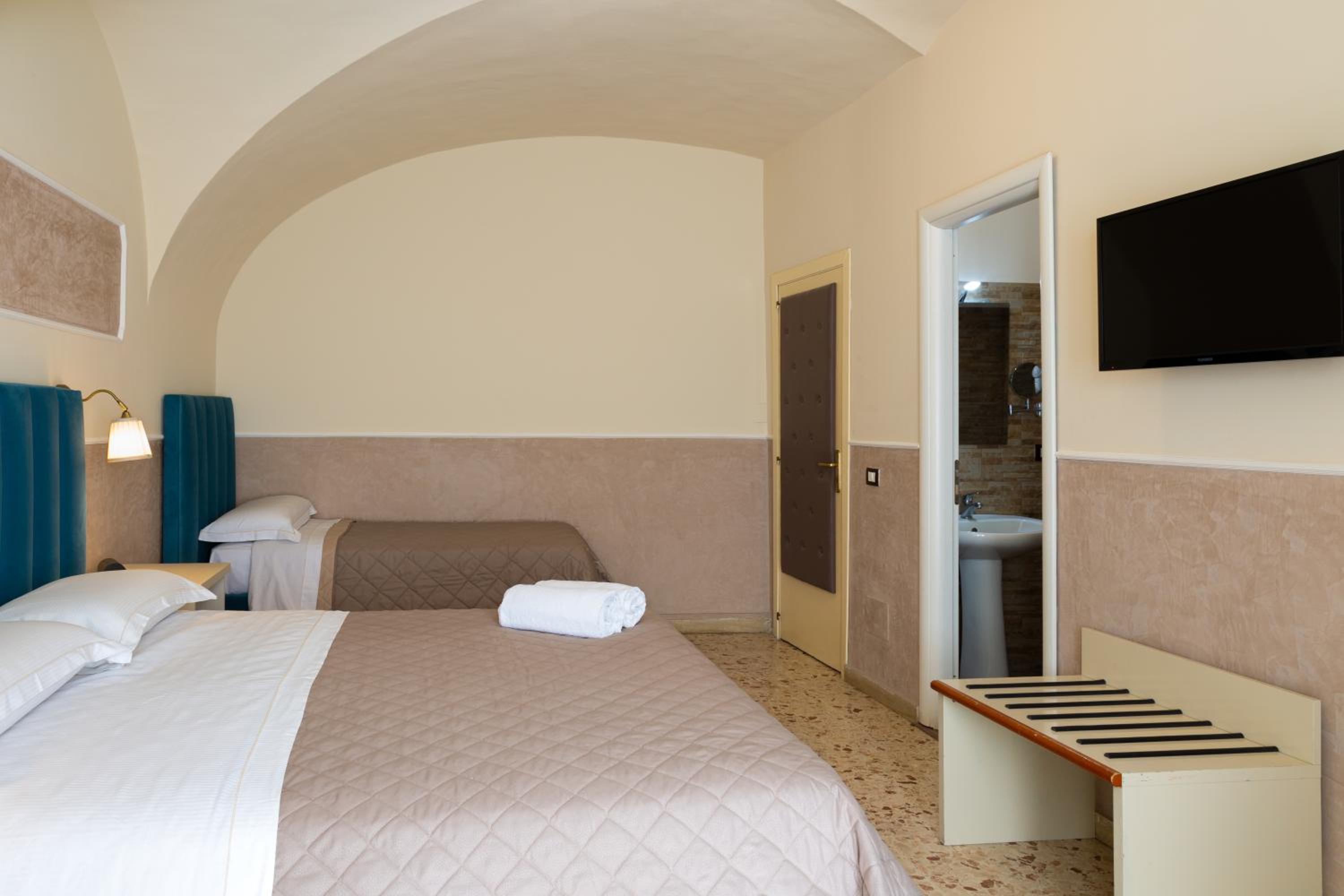 Standard Triple Room - Photo 16