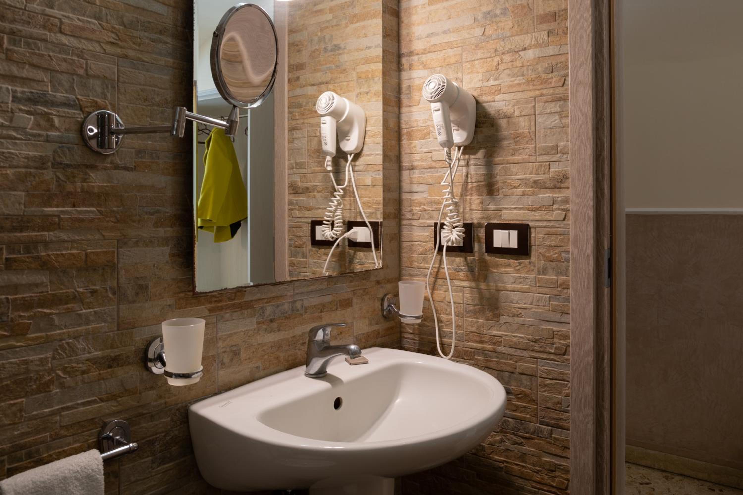 Standard Triple Room - Photo 14