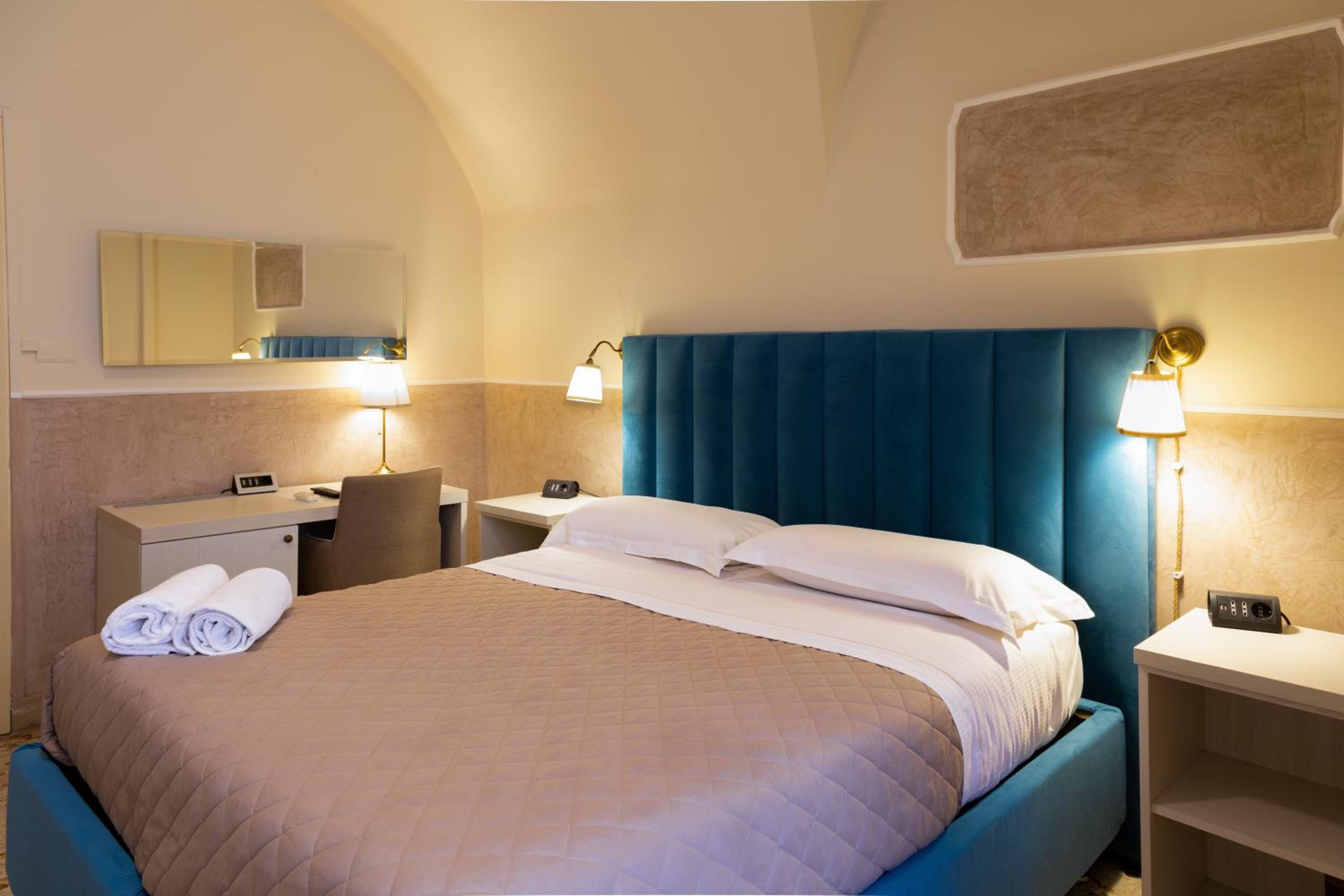 Standard Double or Twin Room - Photo 7