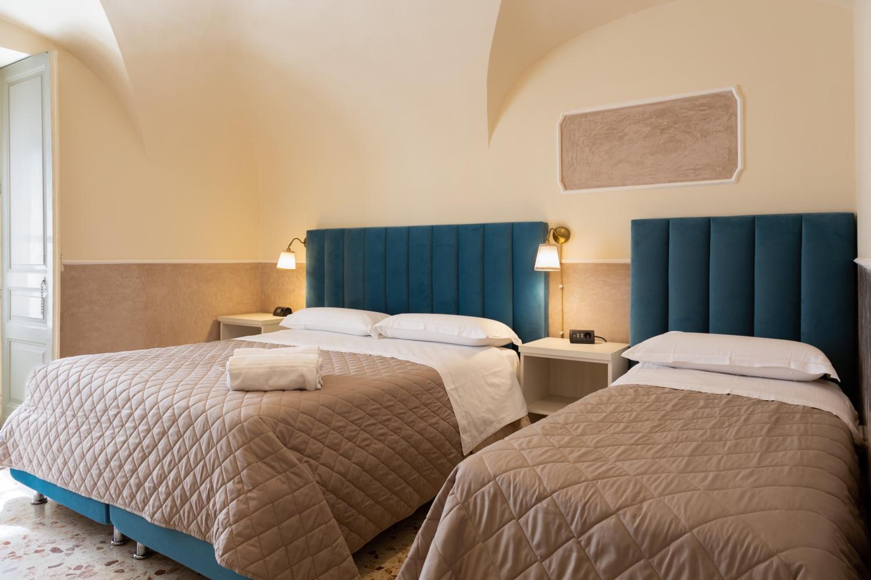 Standard Triple Room - Photo 9