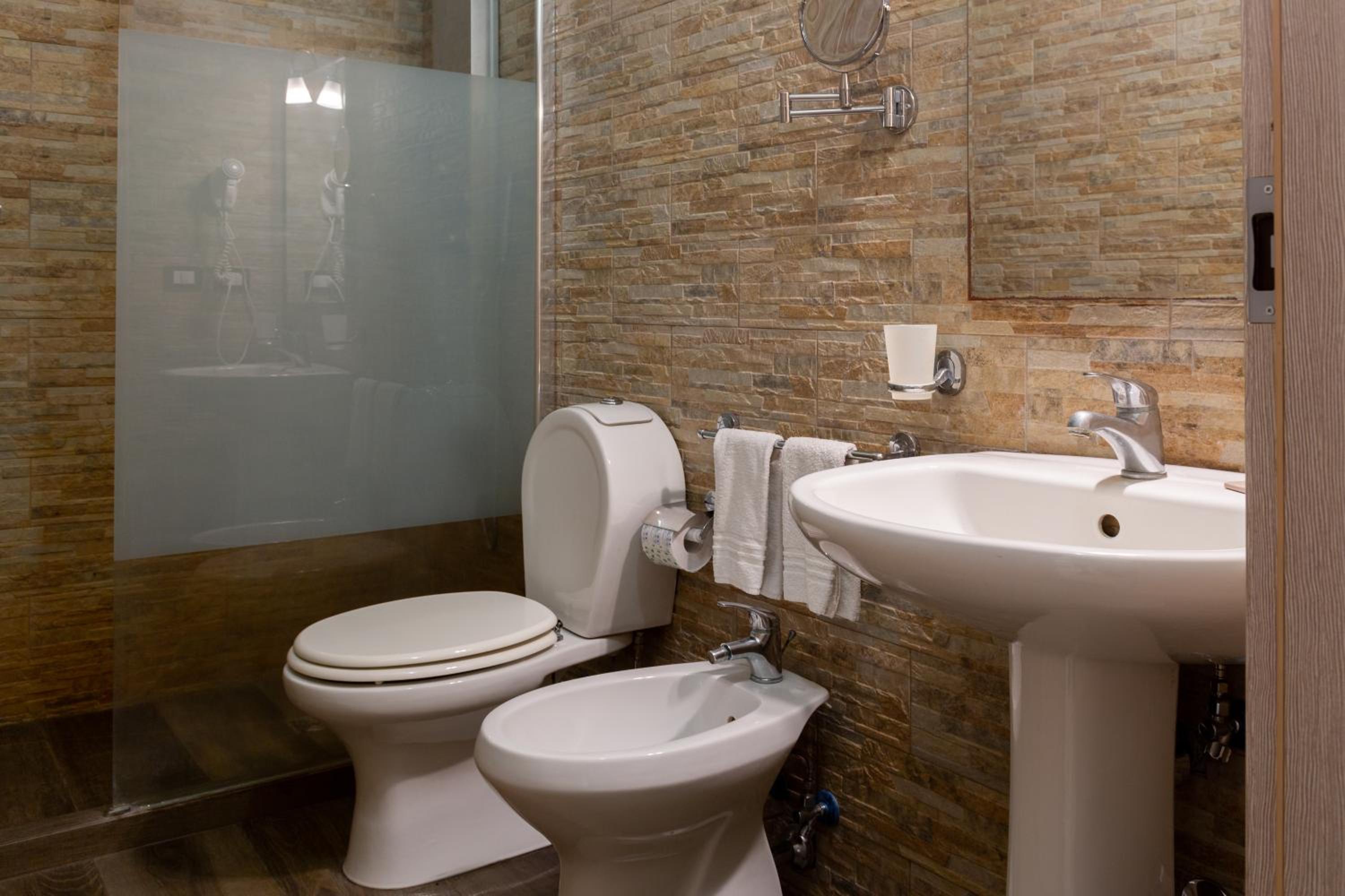 Standard Triple Room - Photo 12