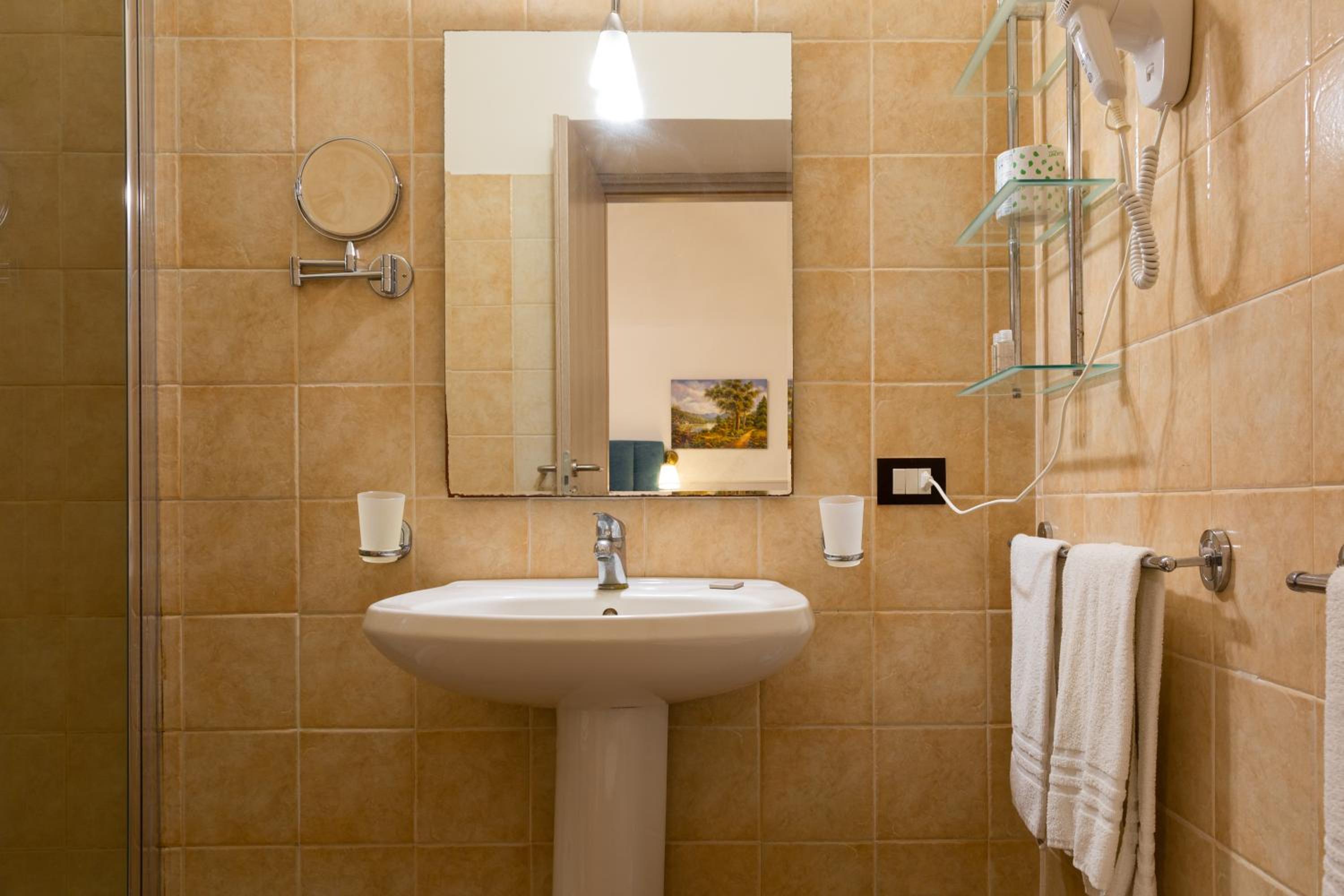 Standard Double or Twin Room - Photo 4
