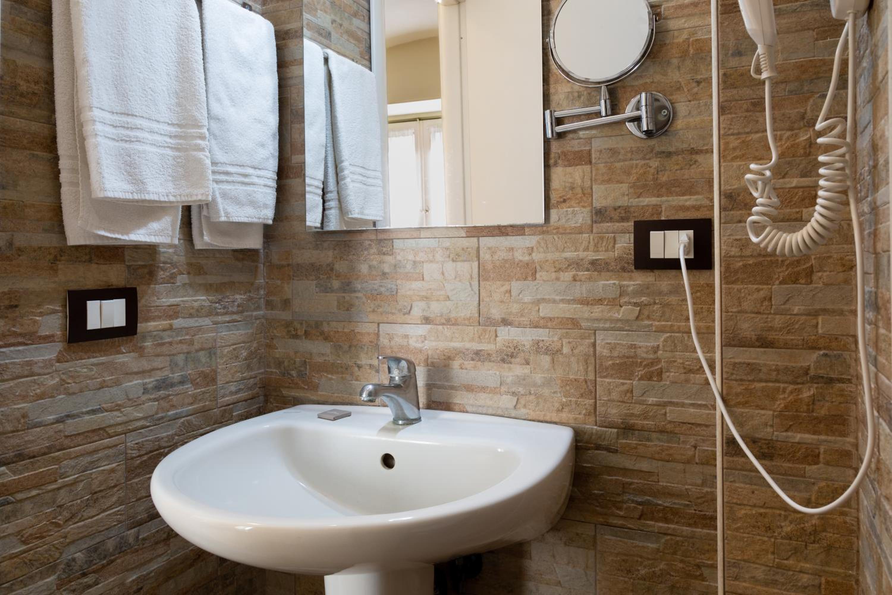 Standard Triple Room - Photo 11
