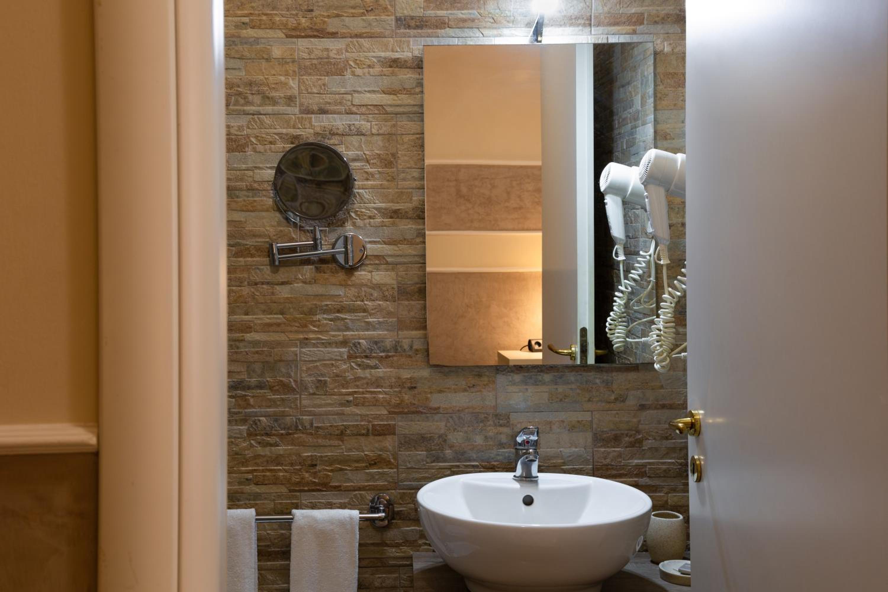 Standard Triple Room - Photo 10