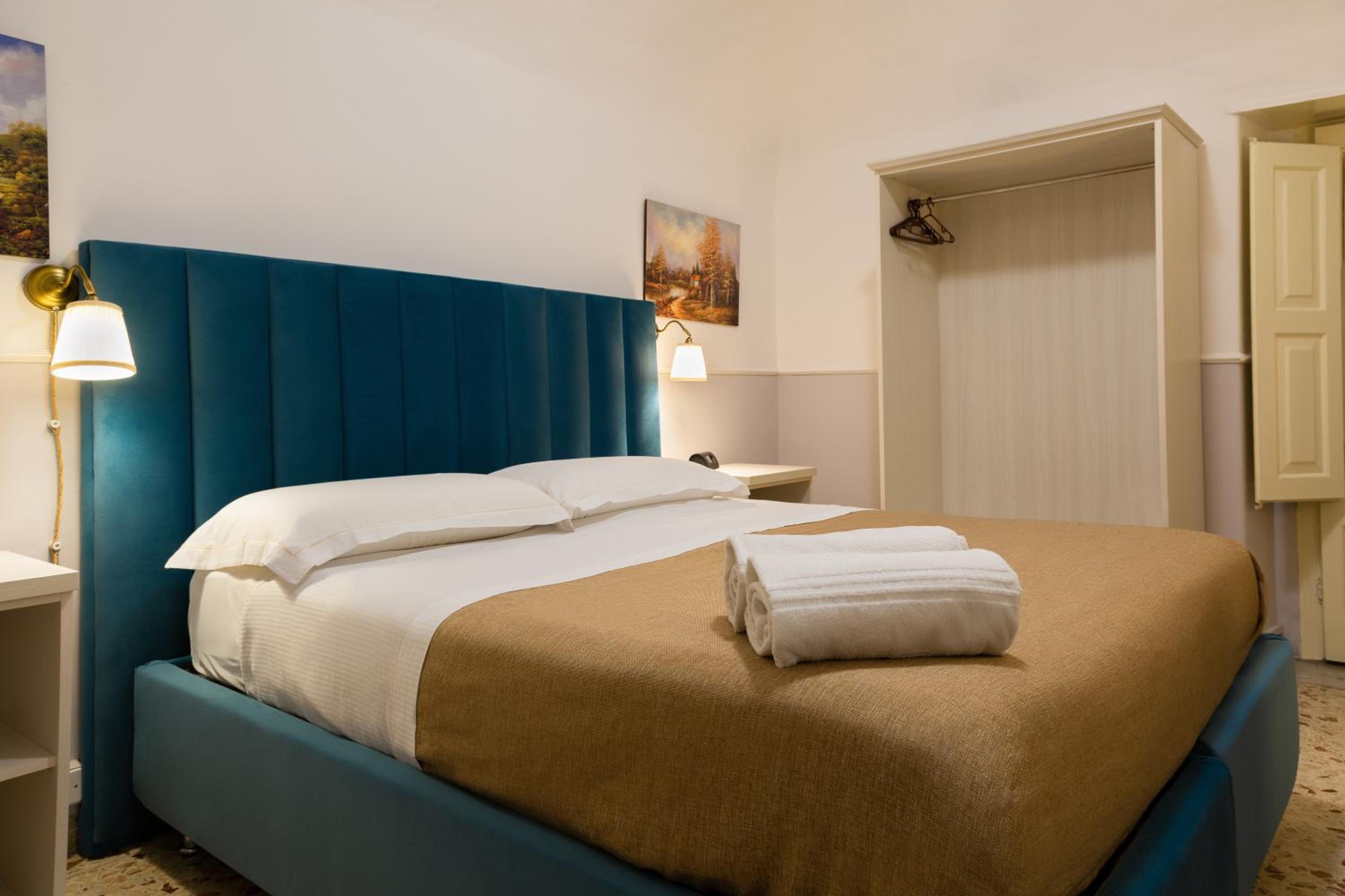 Standard Double or Twin Room - Photo 23