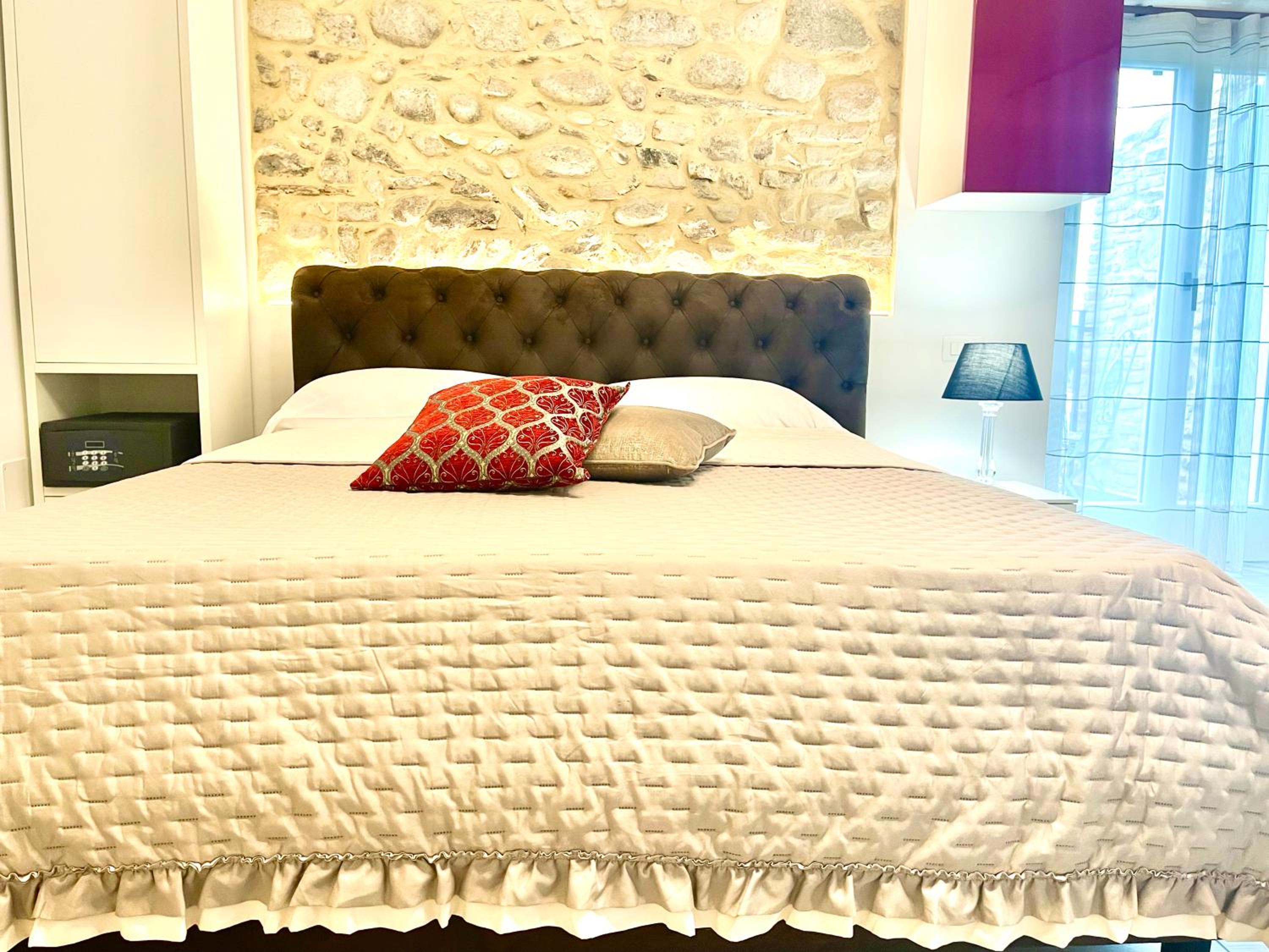 Queen Suite with Spa Bath - Photo 35