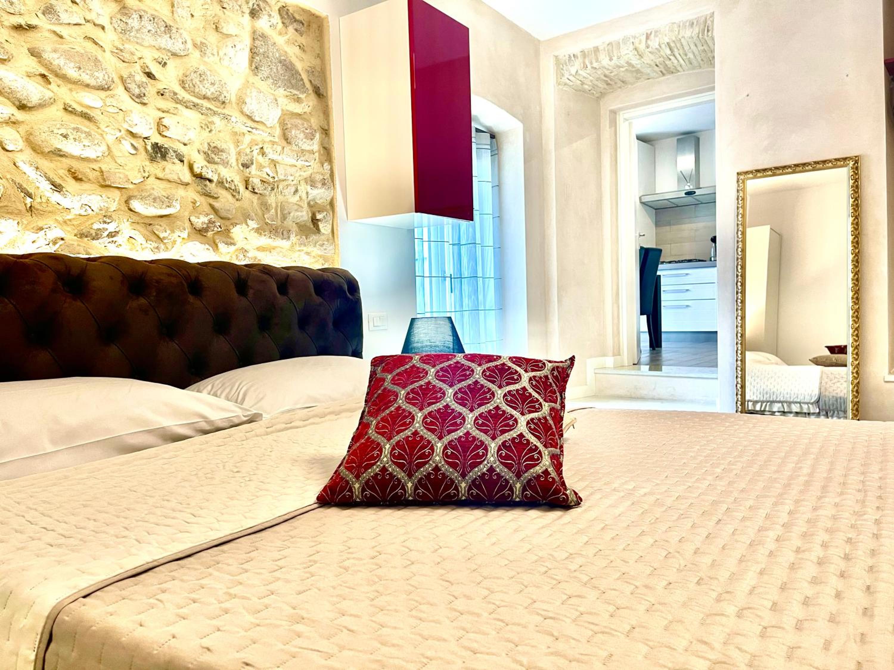 Queen Suite with Spa Bath - Photo 28