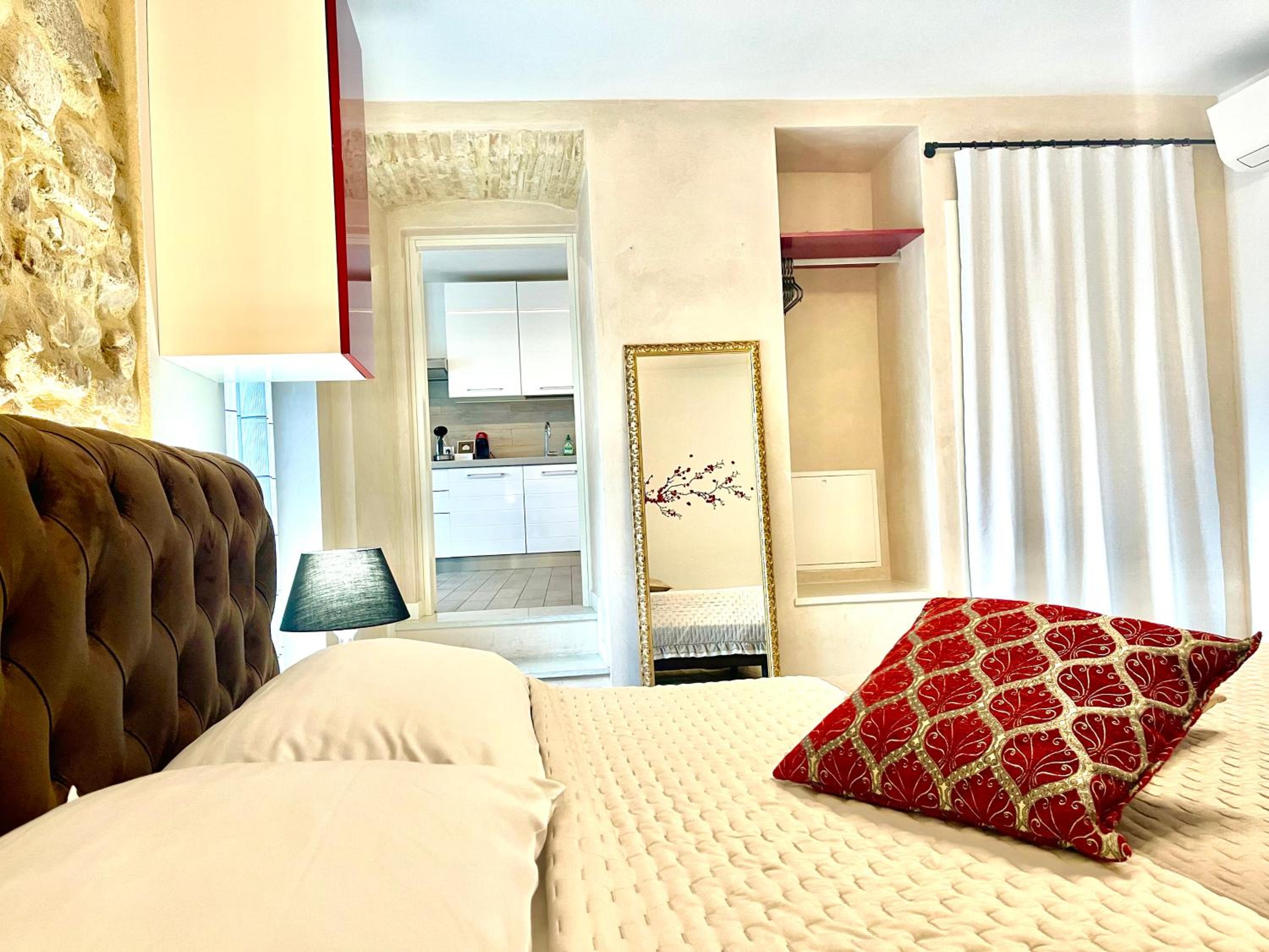 Queen Suite with Spa Bath - Photo 33