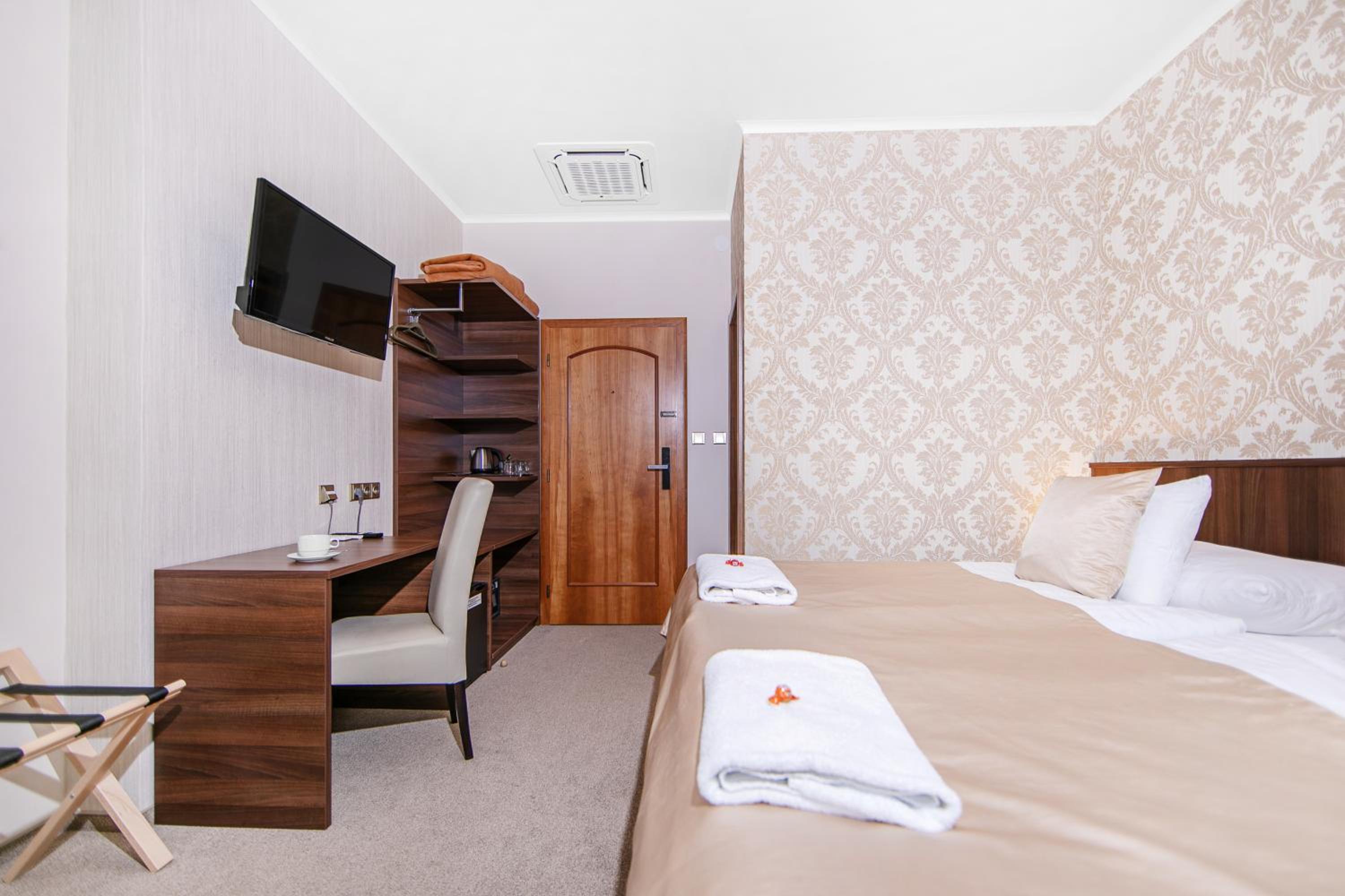 Double Room with Balcony - Photo 3