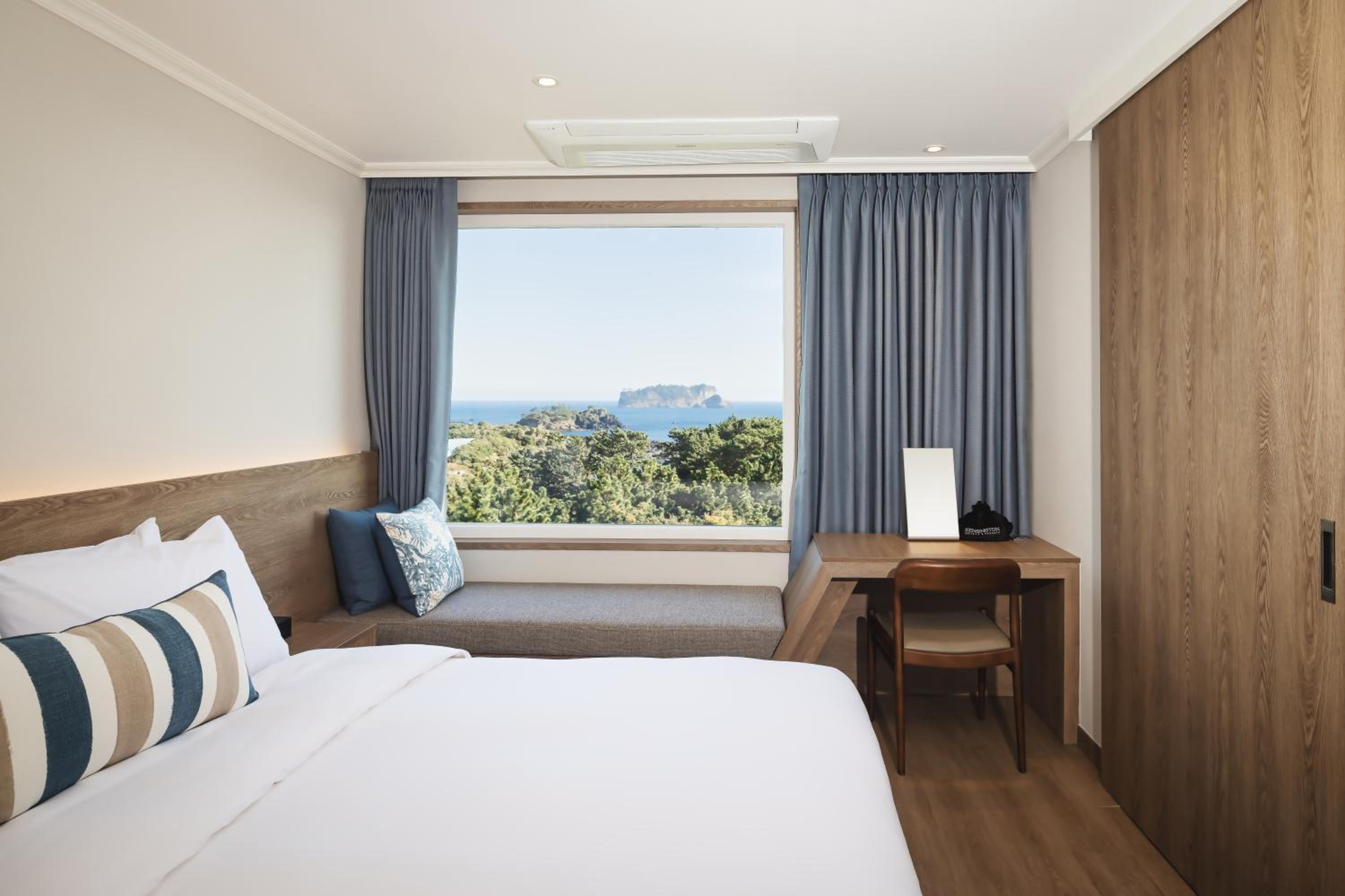 Special Offer - Kensington Premier Ocean - Breakfast for 2 + Pool Access for 2