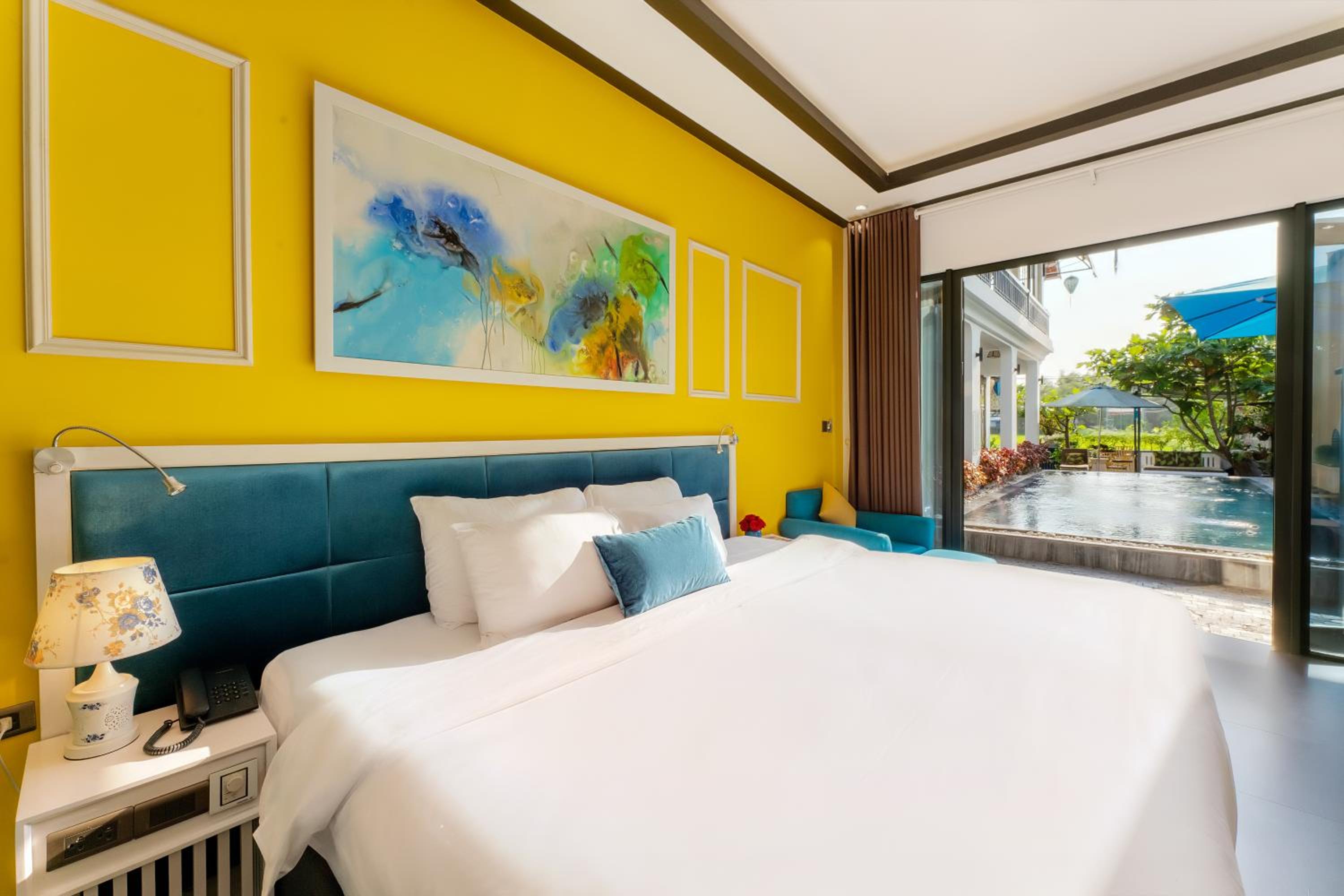 King Suite with Pool View