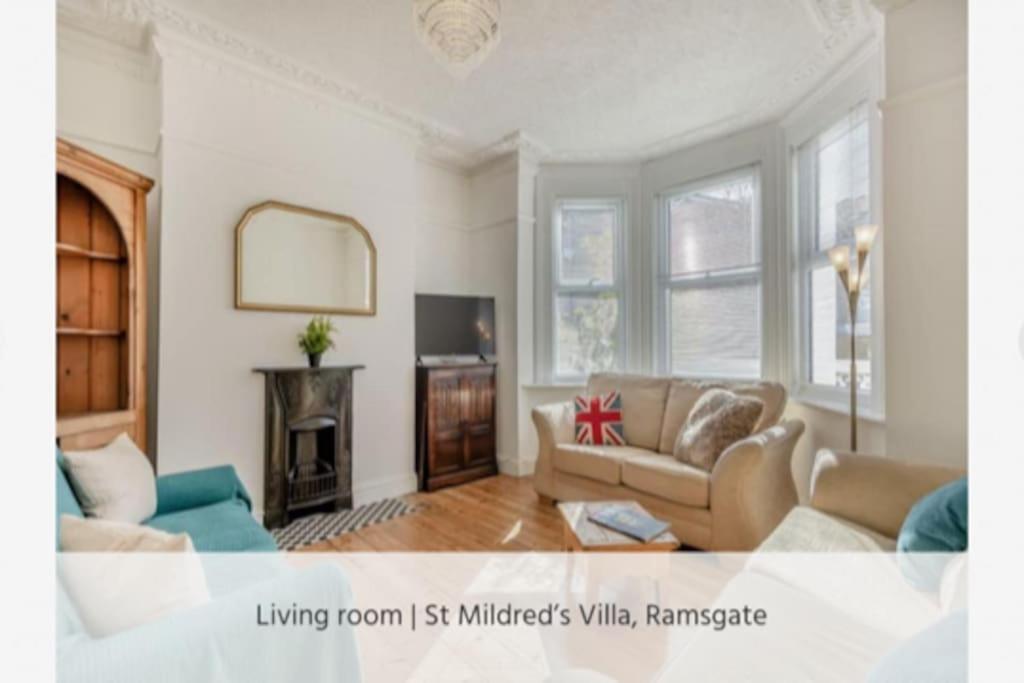 Six-Bedroom House photo 1