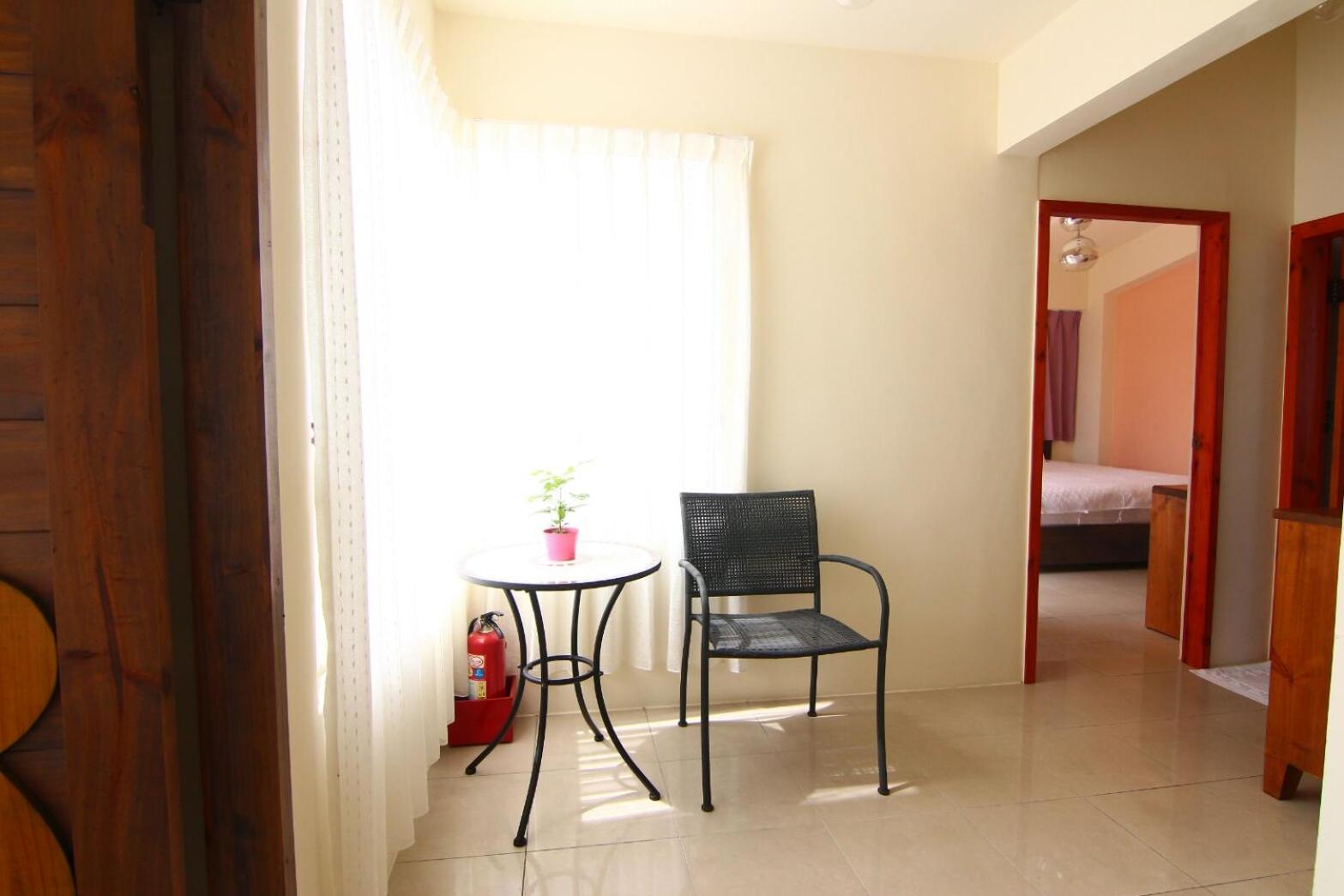 Family Room with Shared Bathroom photo 2