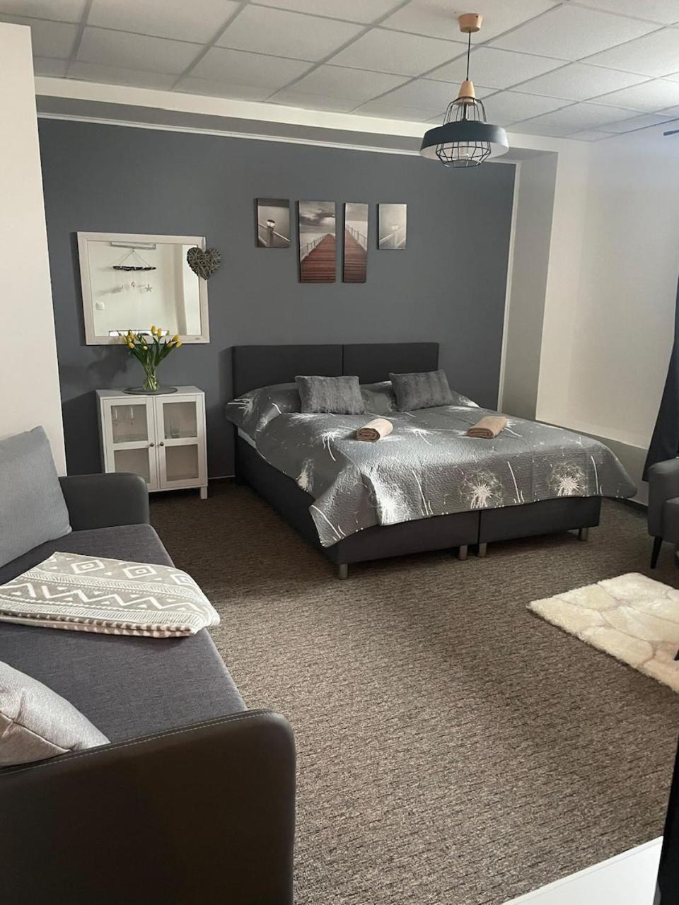 One-Bedroom Apartment photo 1