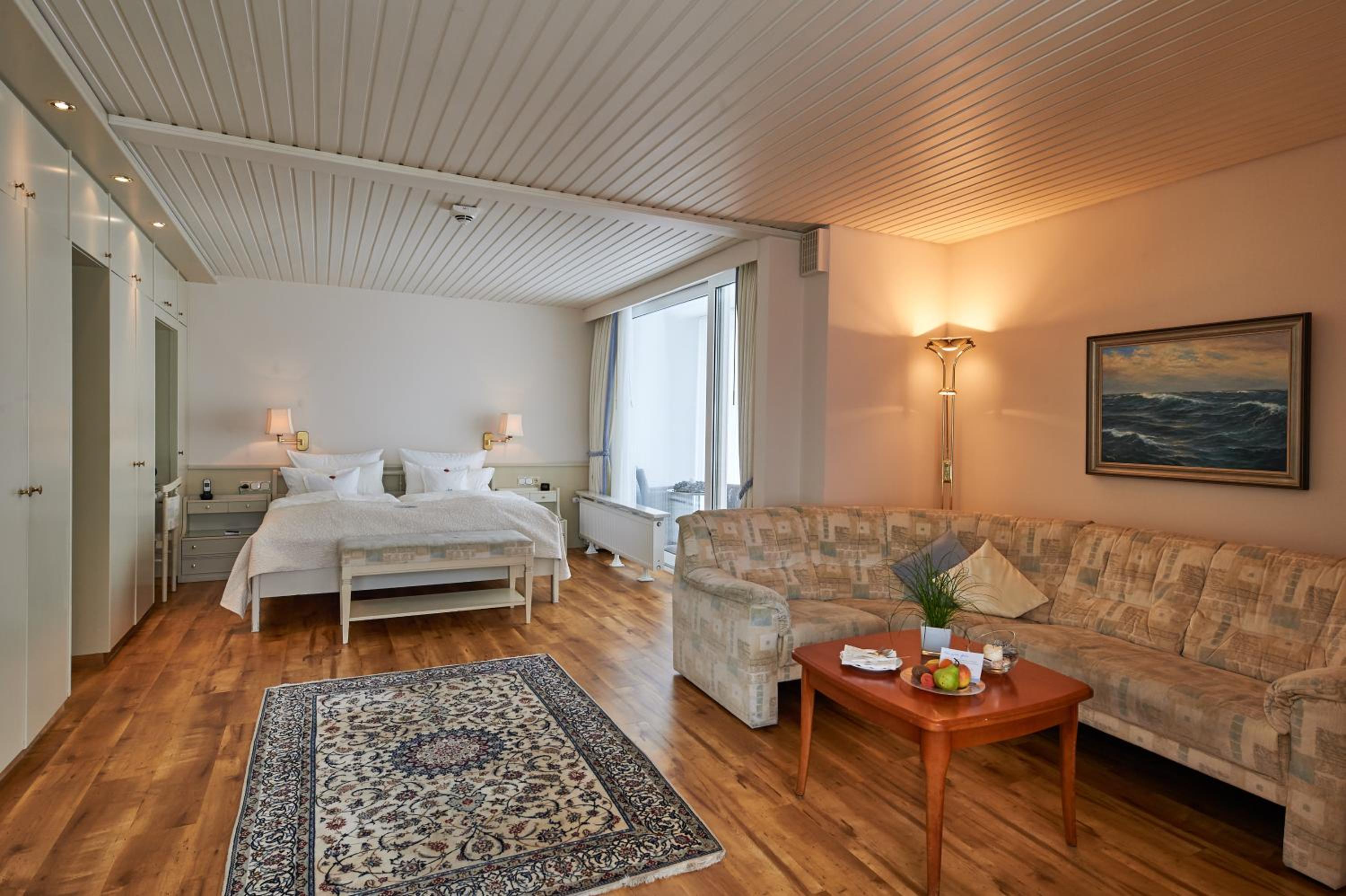Junior Suite with Partial Sea View photo 1