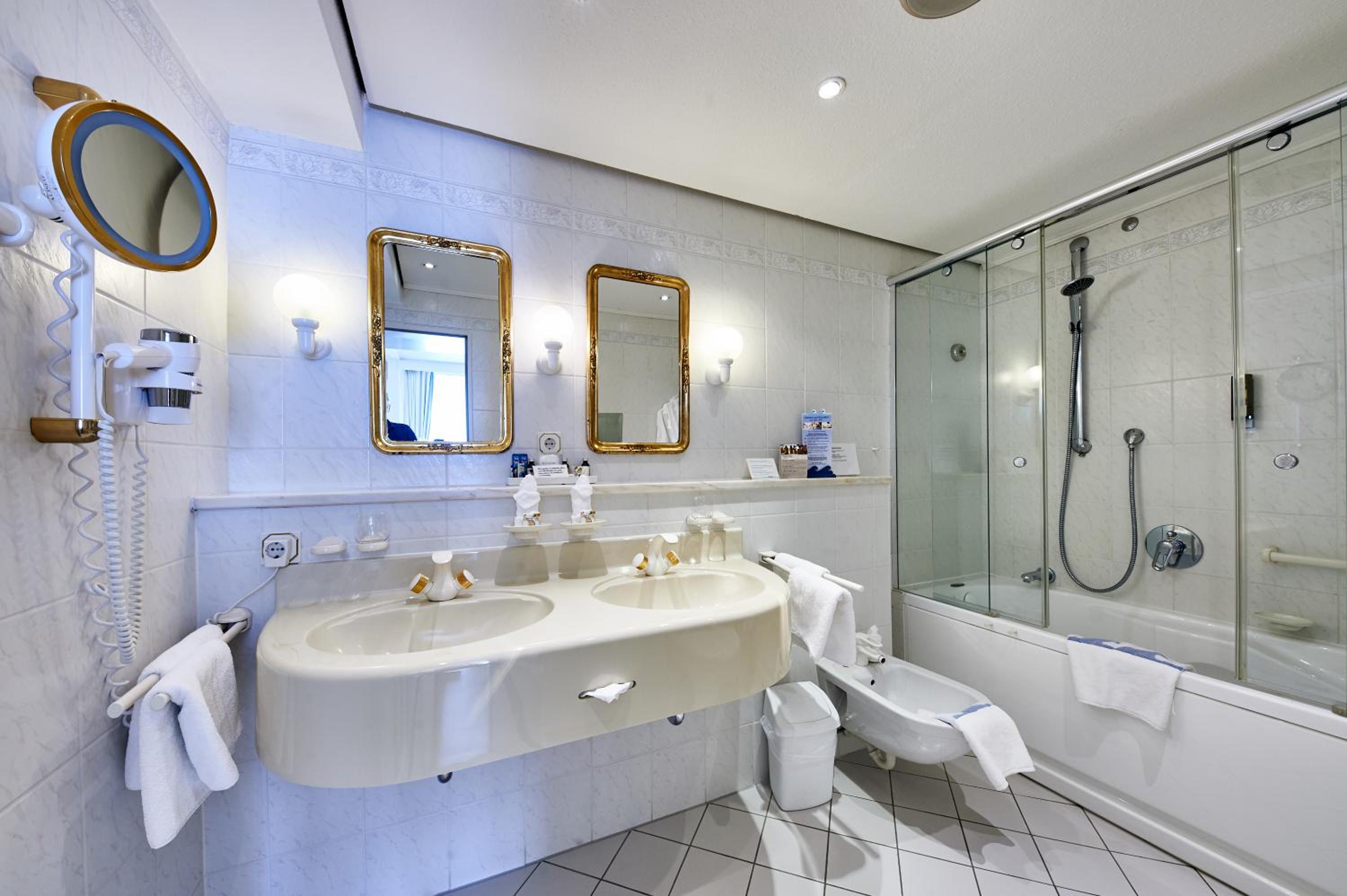 Junior Suite with Partial Sea View photo 2