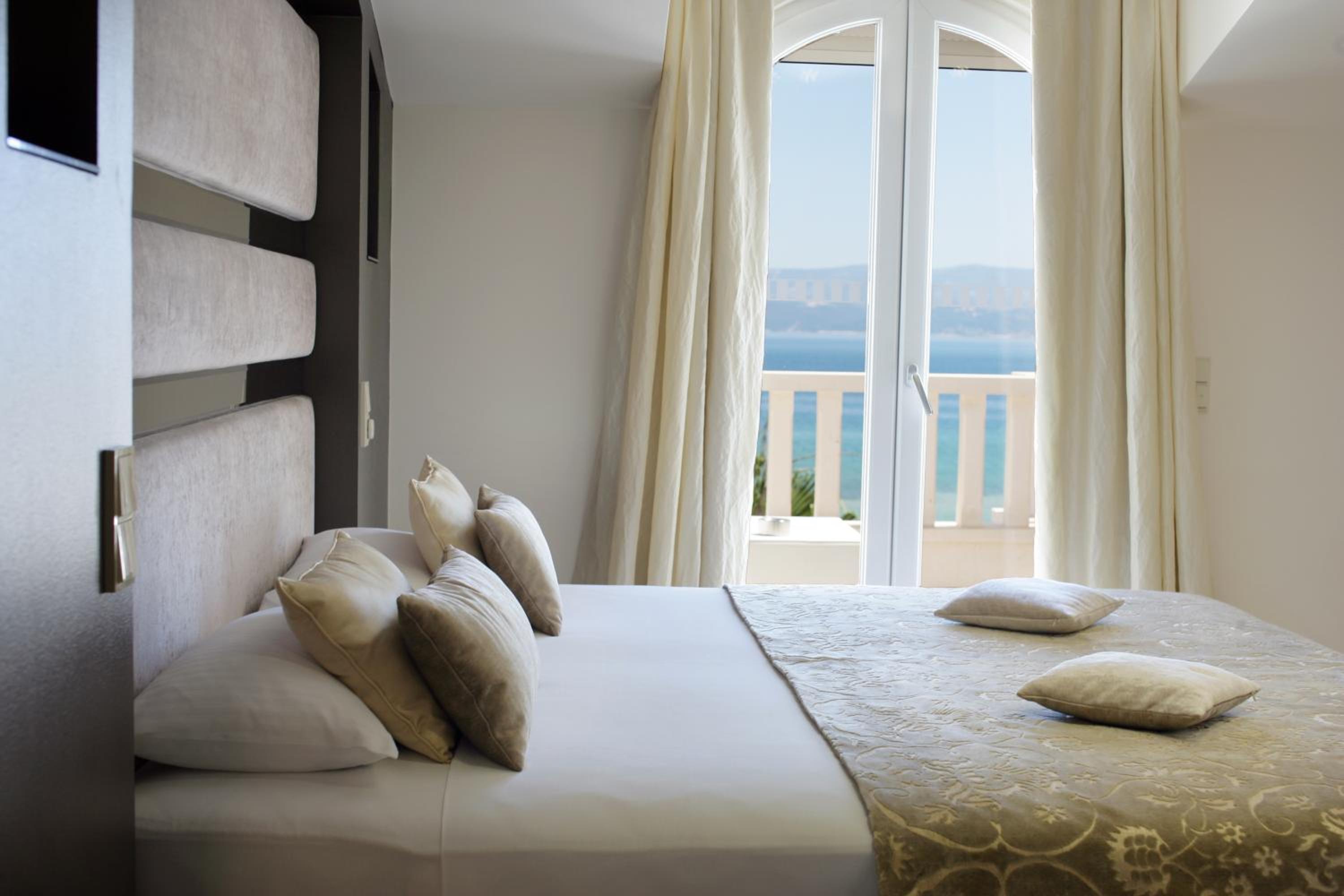 Executive Suite with Terrace, Sea View and Whirlpool photo 2
