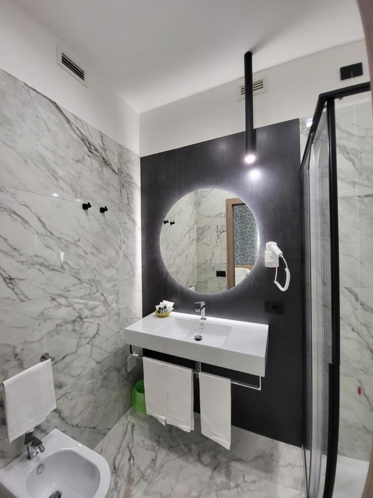Superior Double Room with Balcony - Photo 7