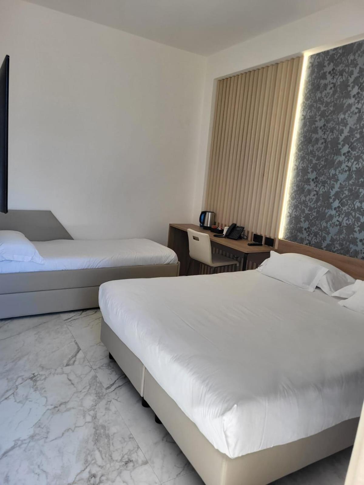 Superior Triple Room with Balcony - Photo 3