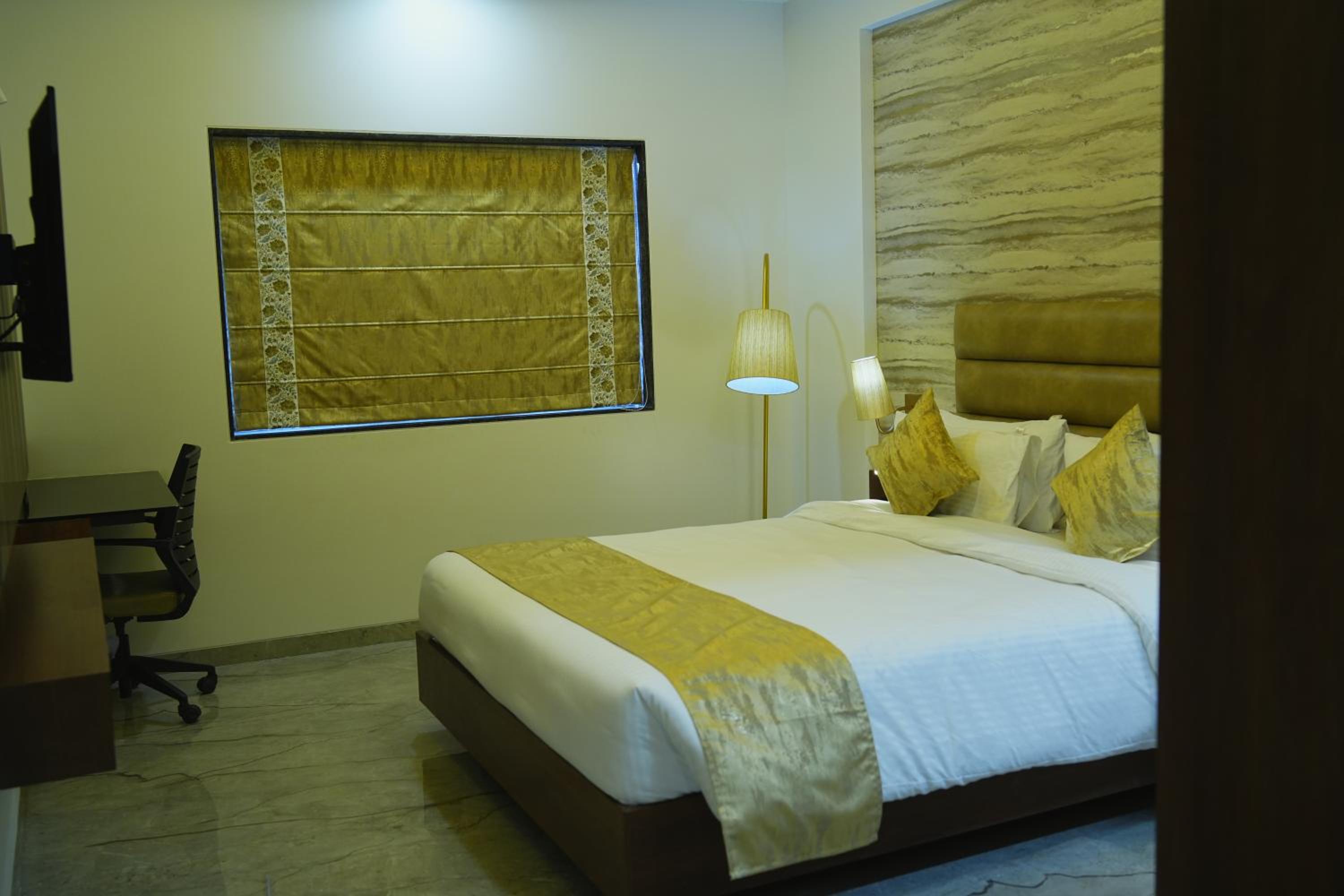 Standard King Room - Photo 7