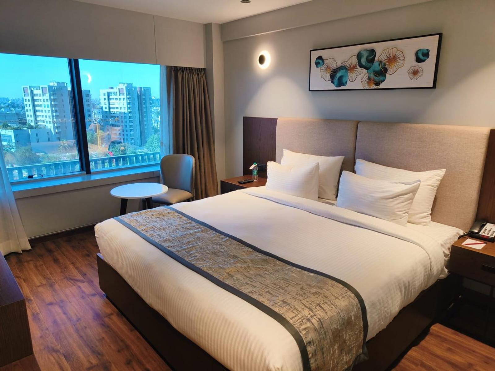 Deluxe Double Room (15% off on 2-way Airport Transfer, F&B Services, Laundry) photo 2