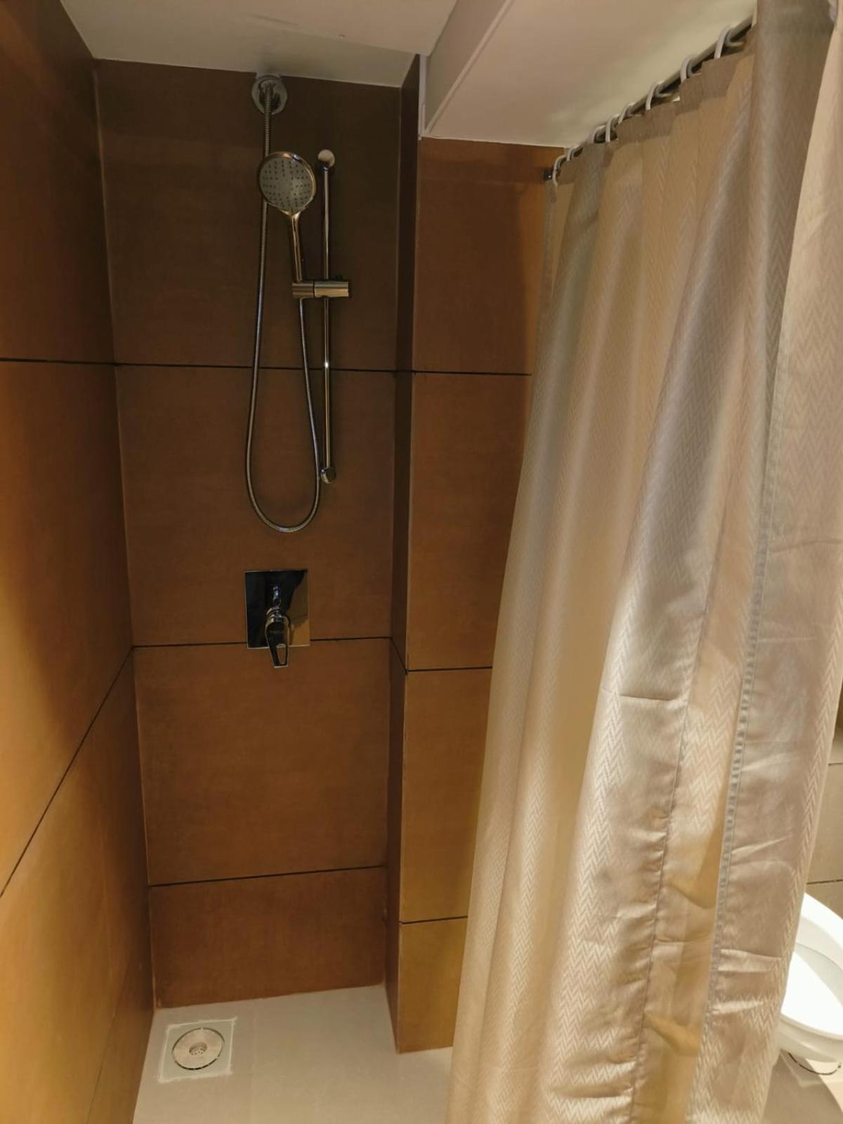Deluxe Double Room (15% off on 2-way Airport Transfer, F&B Services, Laundry) photo 3