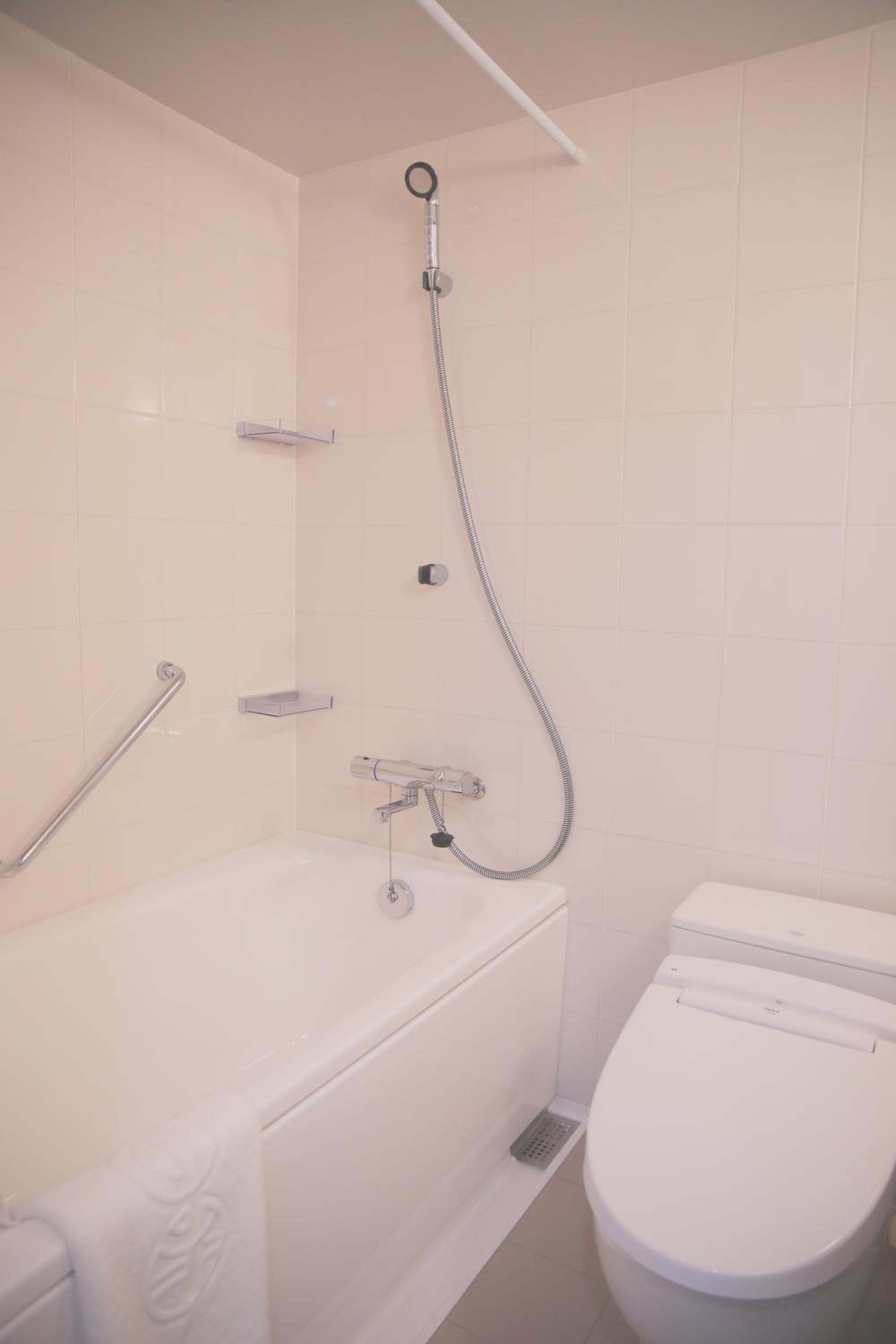 Twin Room with Bath photo 3