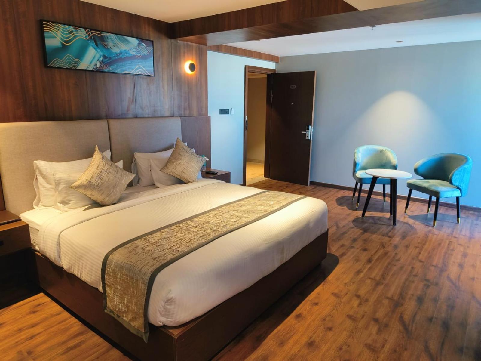 Deluxe Double Room with Balcony (15% off on 2-way Airport Transfer, F&B Services, Laundry) photo 2