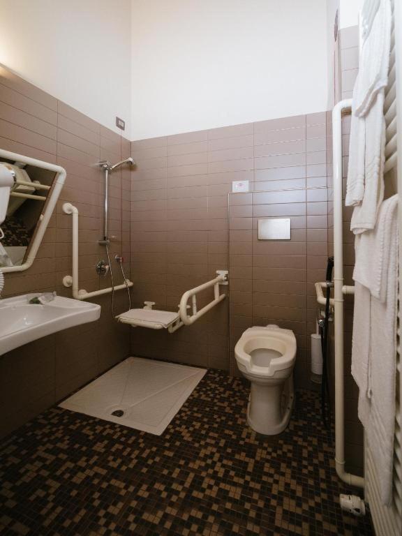Single Room - Disability Access photo 2