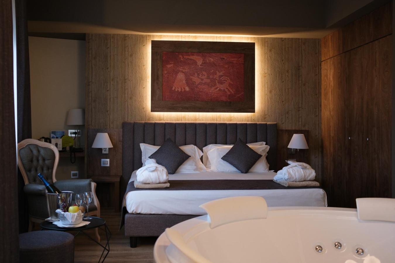 Deluxe Junior Suite - Photo 1