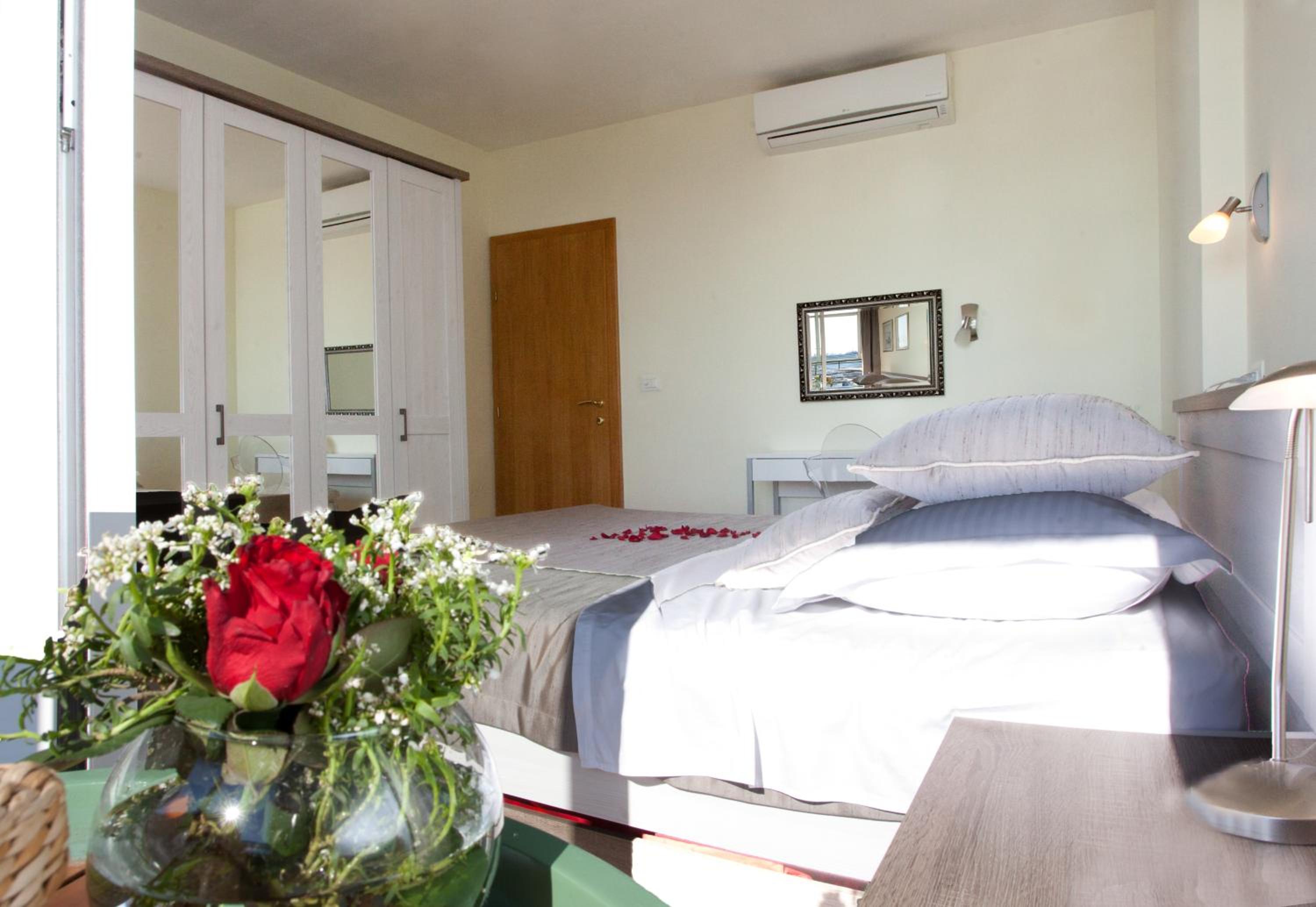 One-Bedroom Apartment with Balcony and Sea View - Photo 30