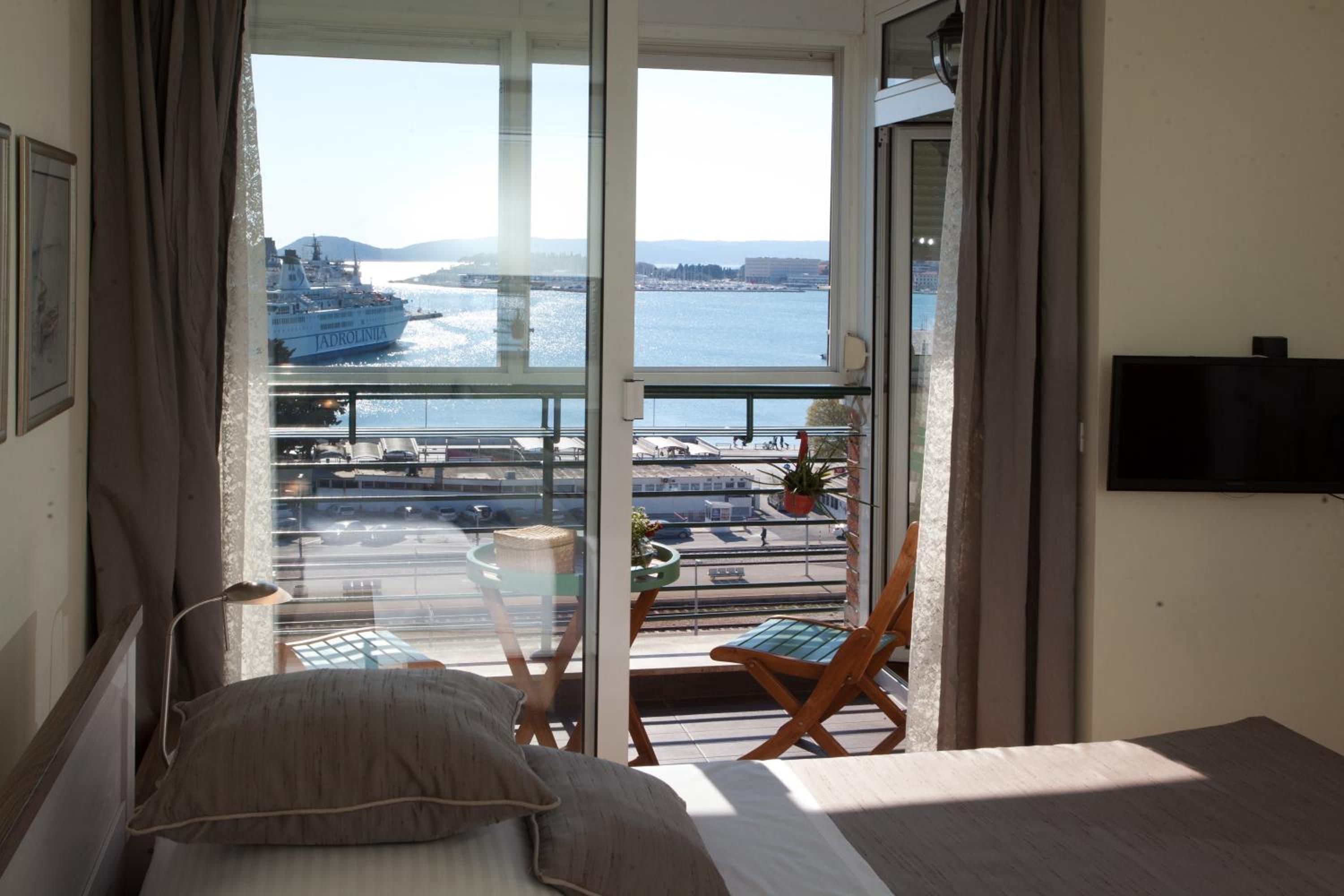One-Bedroom Apartment with Balcony and Sea View - Photo 32