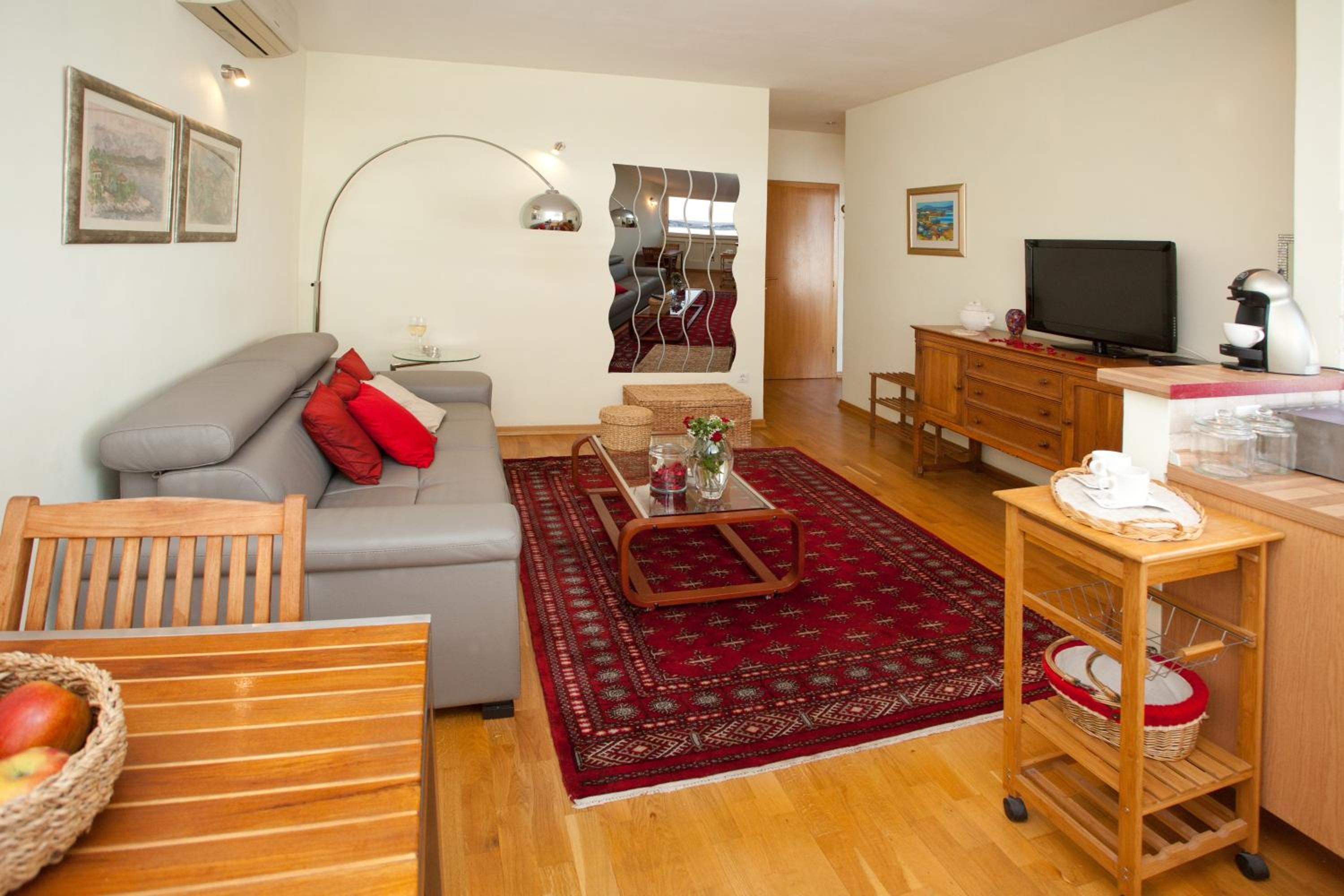 One-Bedroom Apartment with Balcony and Sea View - Photo 33