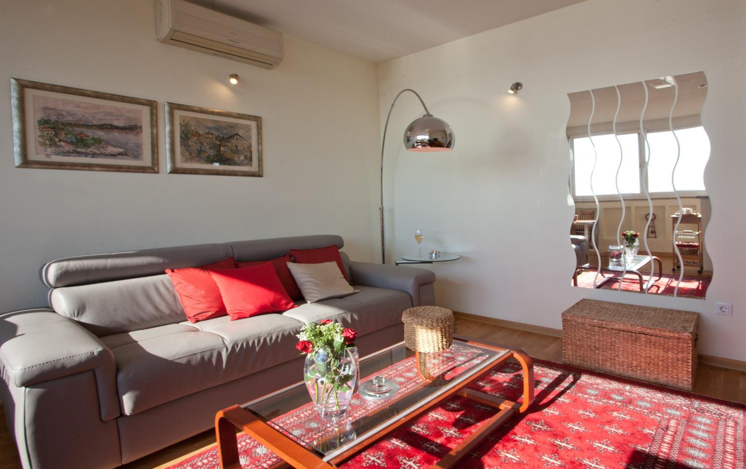 One-Bedroom Apartment with Balcony and Sea View - Photo 34