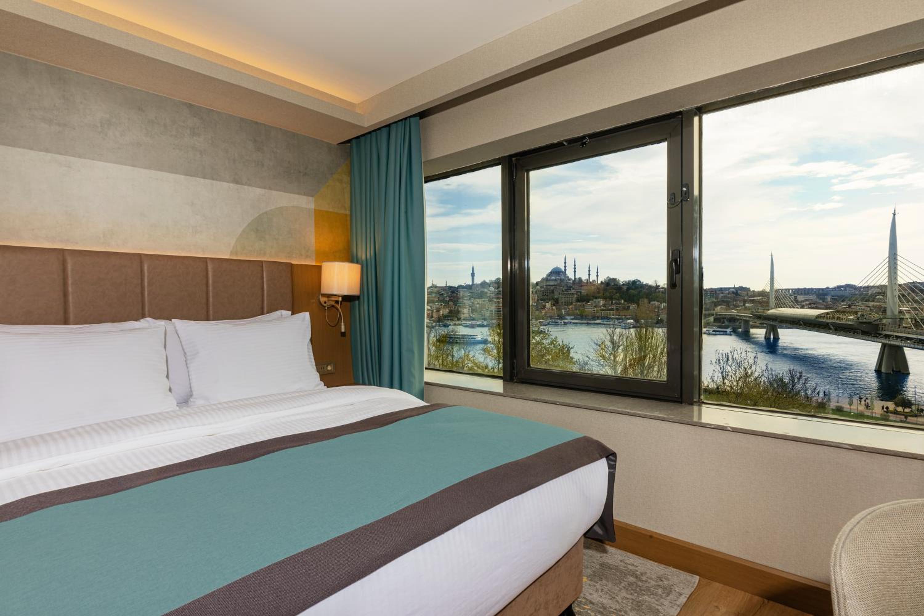 Standard Room, Sea View, Sea Facing thumbnail 6