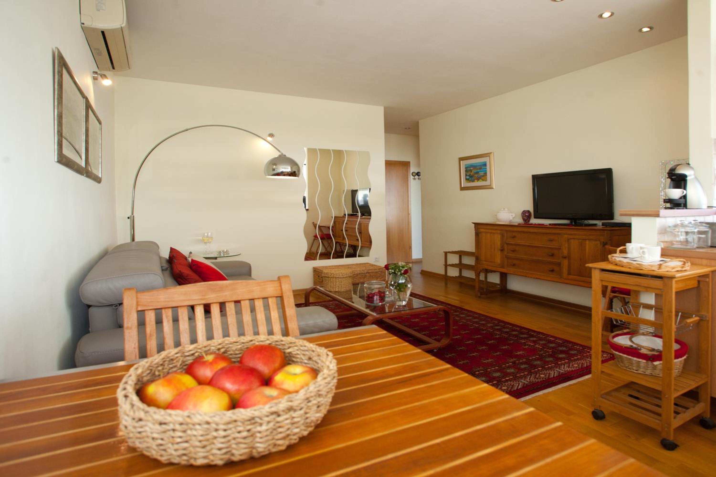 One-Bedroom Apartment with Balcony and Sea View - Photo 10