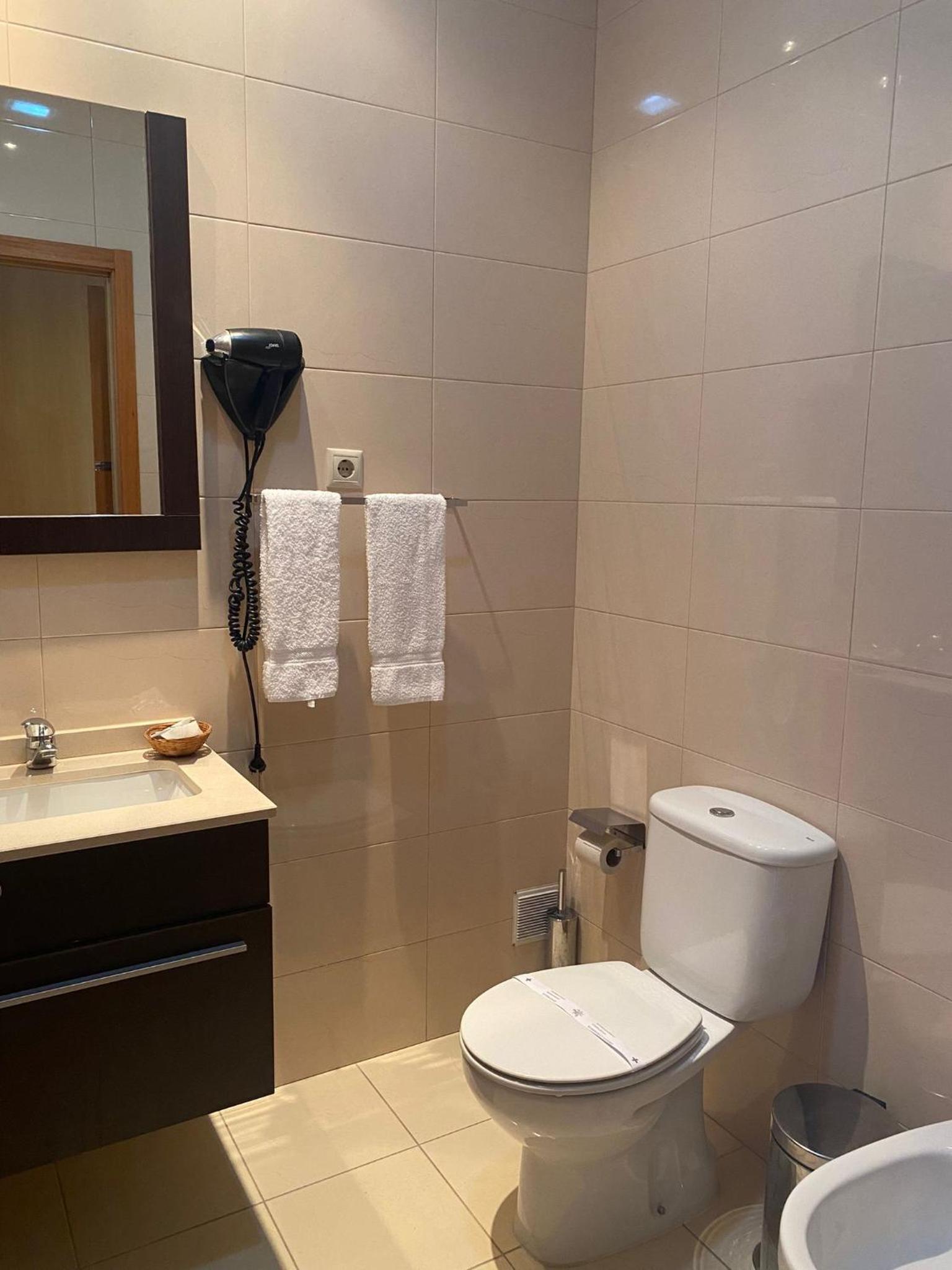 Twin Room - Photo 6
