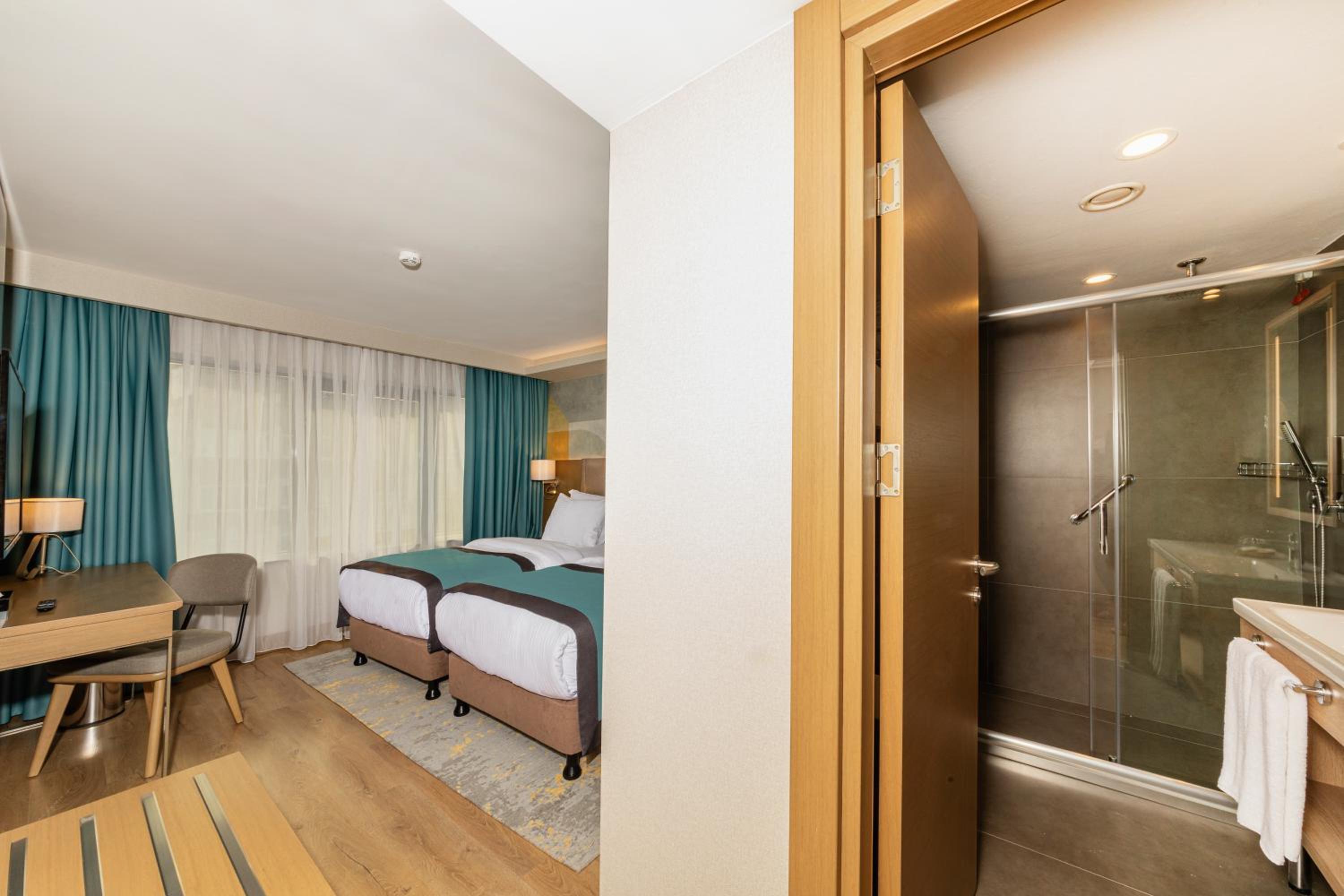 Double Room with Sea View thumbnail 5