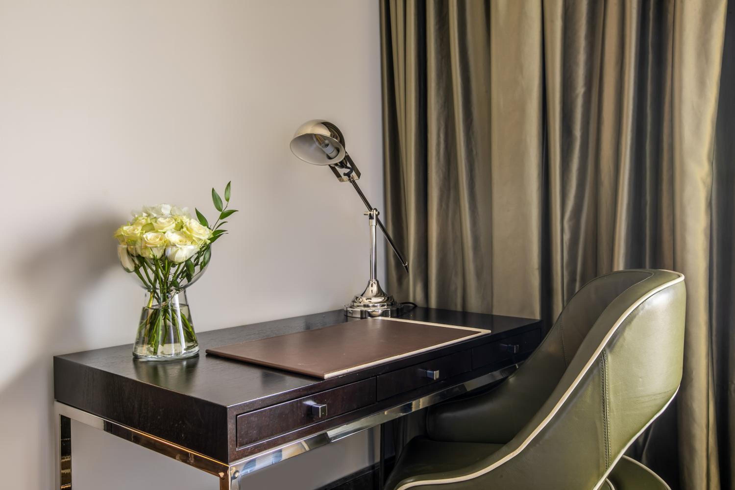 Gold Queen Room with Two Queen Beds Smoking