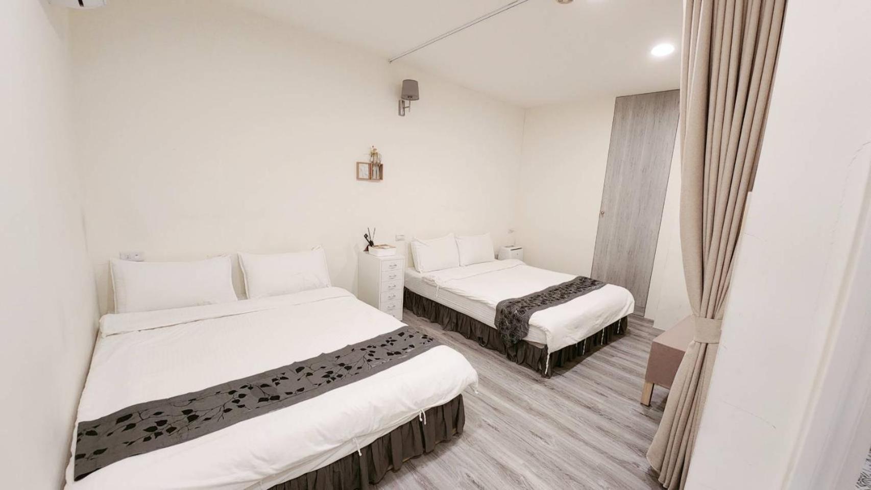 Quadruple Room with Private Bathroom photo 3