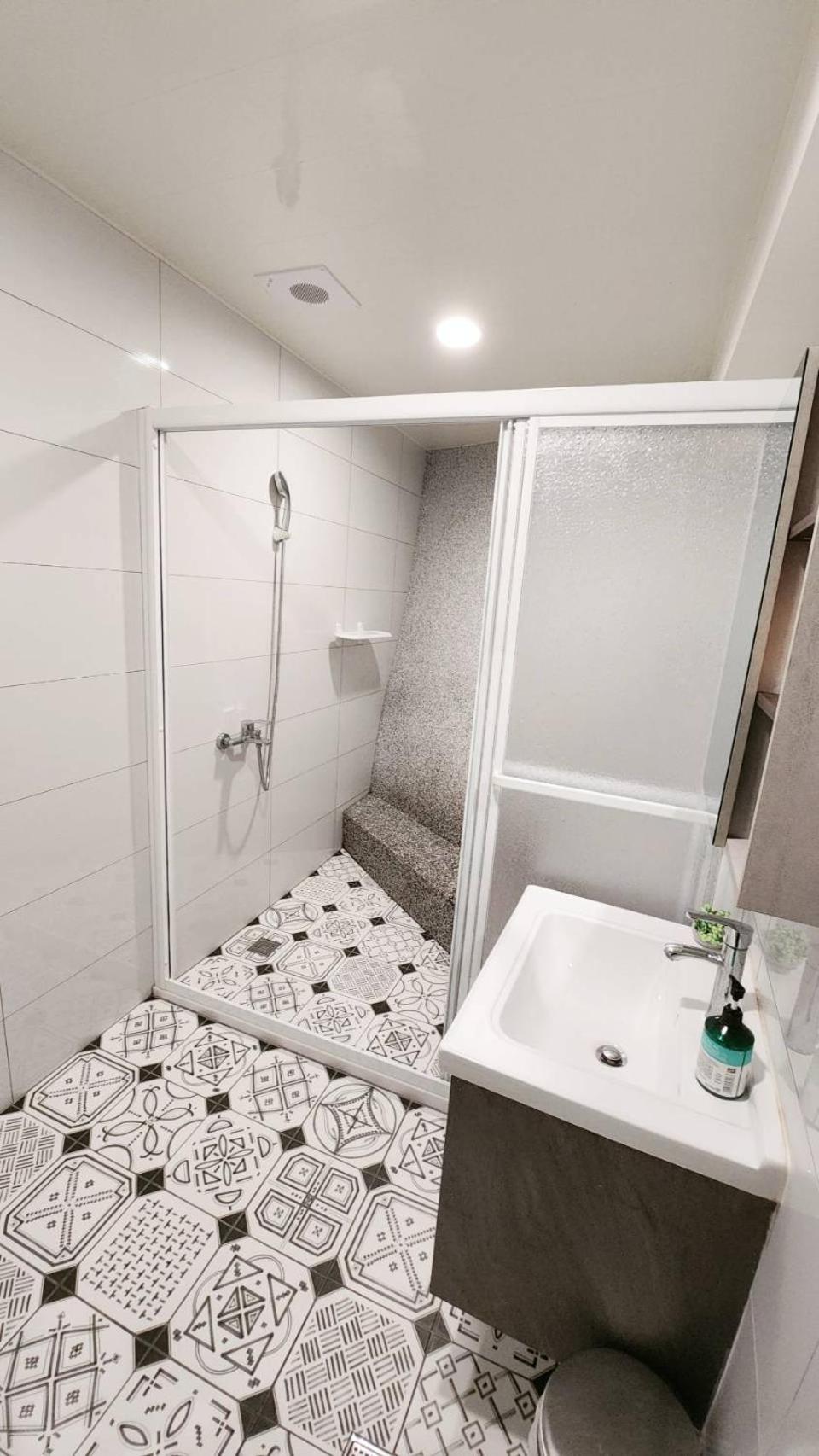 Quadruple Room with Private Bathroom photo 2