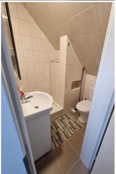Single Room with Private Bathroom photo 2