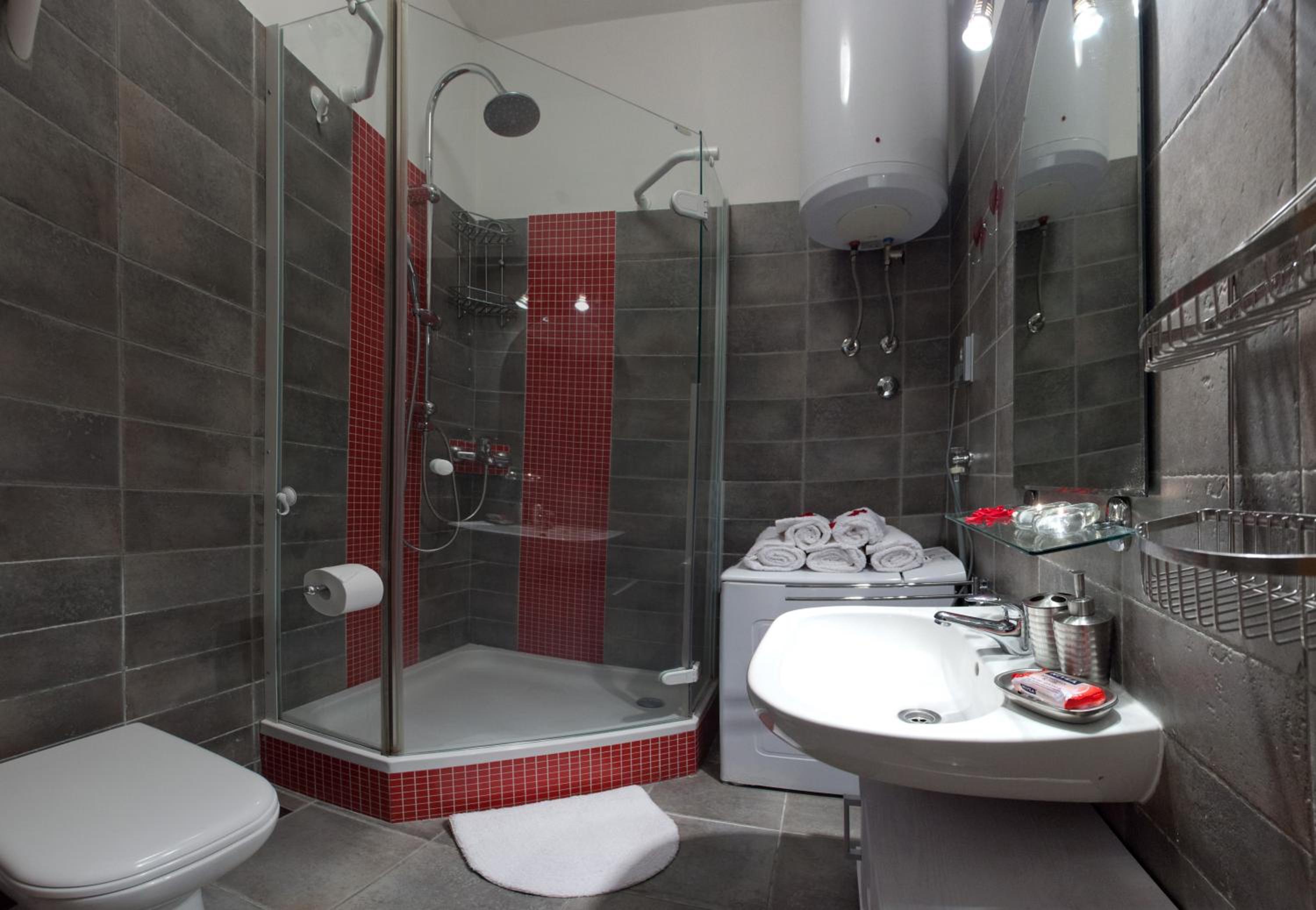 One-Bedroom Apartment with Balcony and Sea View - Photo 3