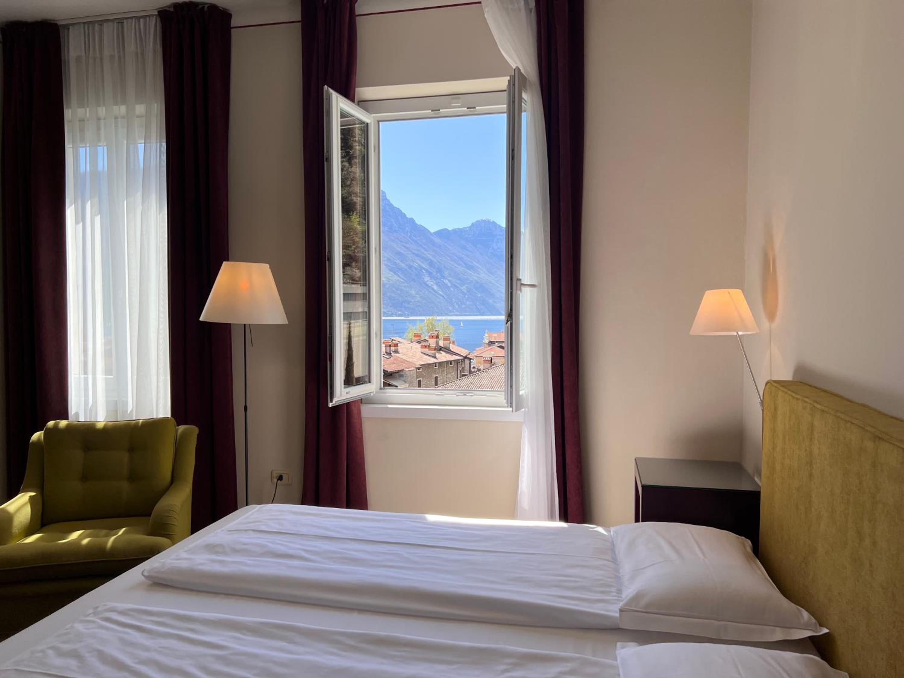 Double Room with Lake View - Photo 10