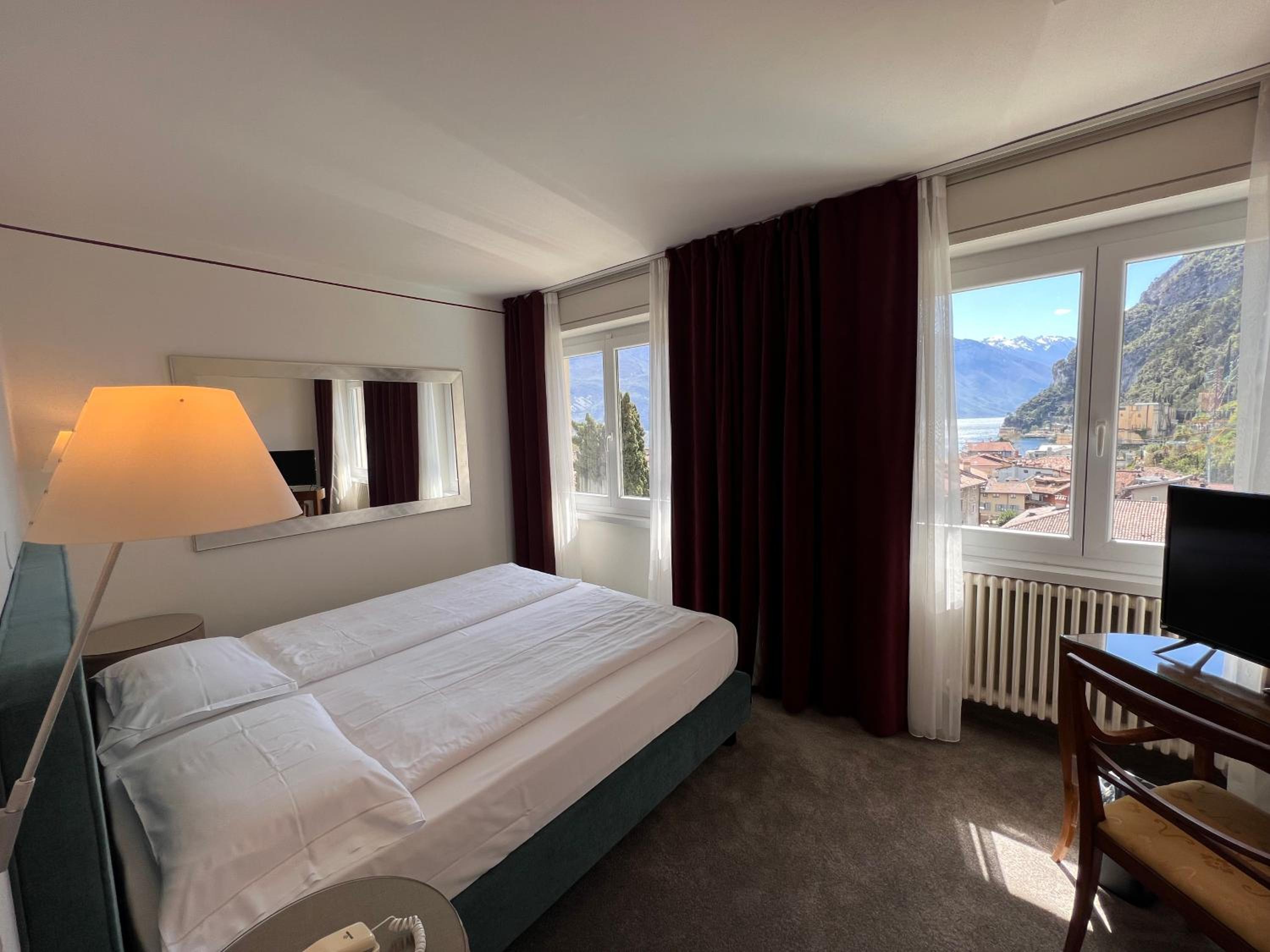 Double Room with Lake View - Photo 2